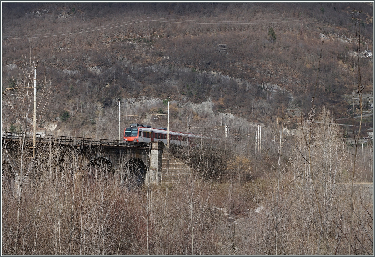Noch stören erst Zweige, aber verunmöglichen noch nicht Blätter dieses Bild des Walliser Domino der hier als IR unterwegs in kürze sein Ziel Domodossola erreichen wird.
19. Feb. 2016
