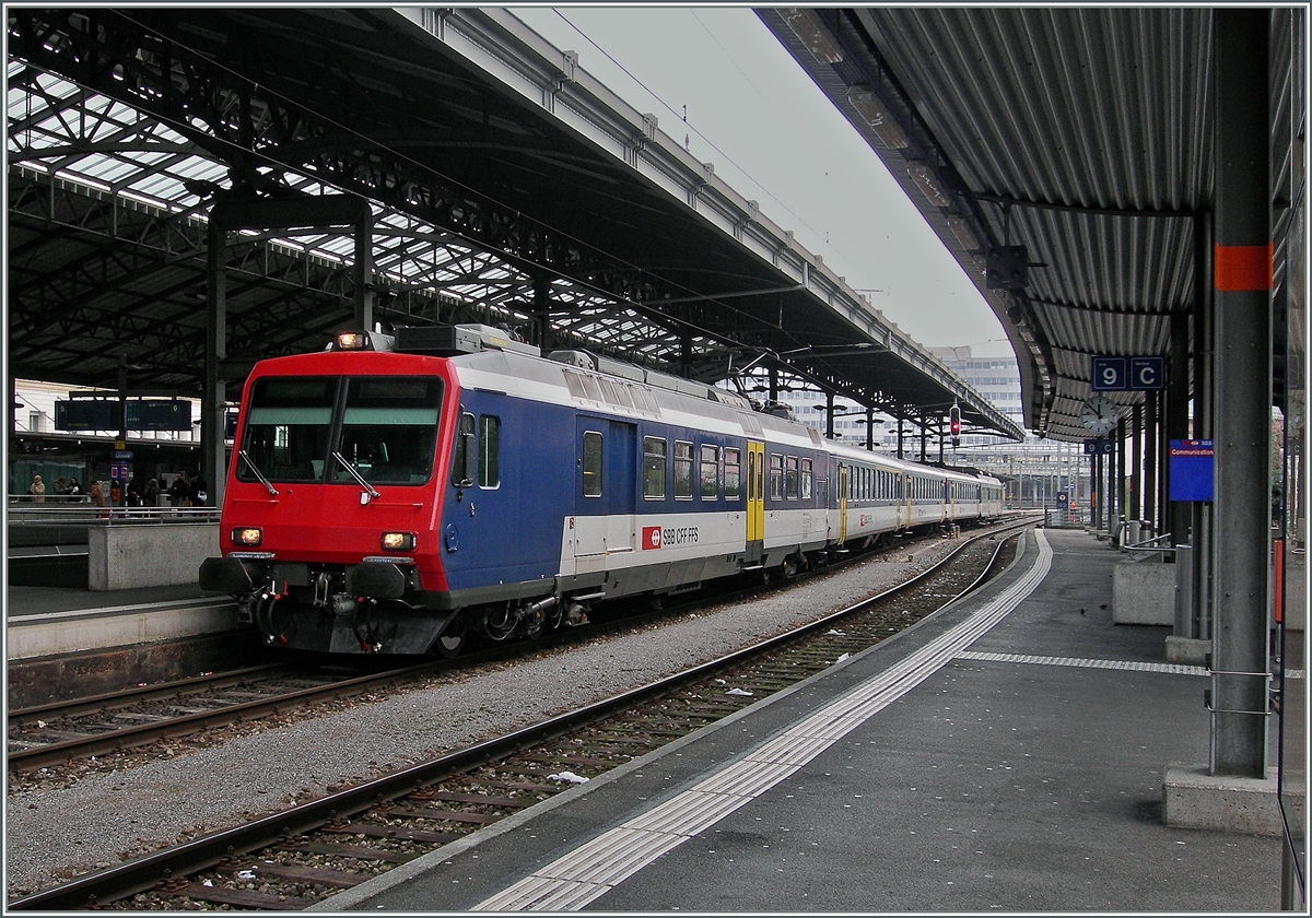 Noch vor wenigen Jahren langweiliger Alltag: die NPZ. Heute krame ich selbst bei diesem grenzwertigen Wetter und kalter Bise meinen Fotoapparat hervor um einen  Kolibri  zu fotografieren.
Der RBDe 562 003-4 wartet mit seinem EWI Pendelzug als S11 12838 in Lausanne auf die Abfahrt nach Yverdon. 
6. Feb. 2015