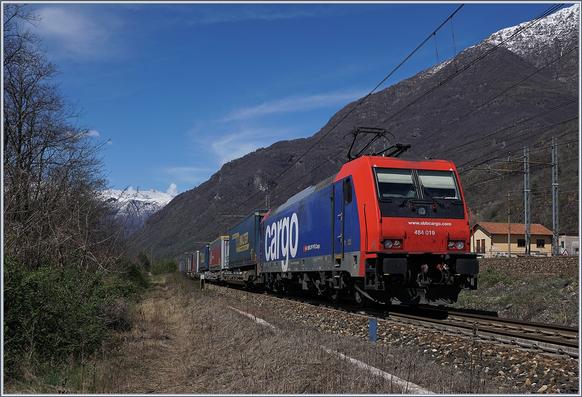 Nocheinmal, nun etwas n�her, die SBB Re 484 019 mit ihrer RoLa nach Novara kurz nach Premosello-Chiovenda. 

8. April 2019