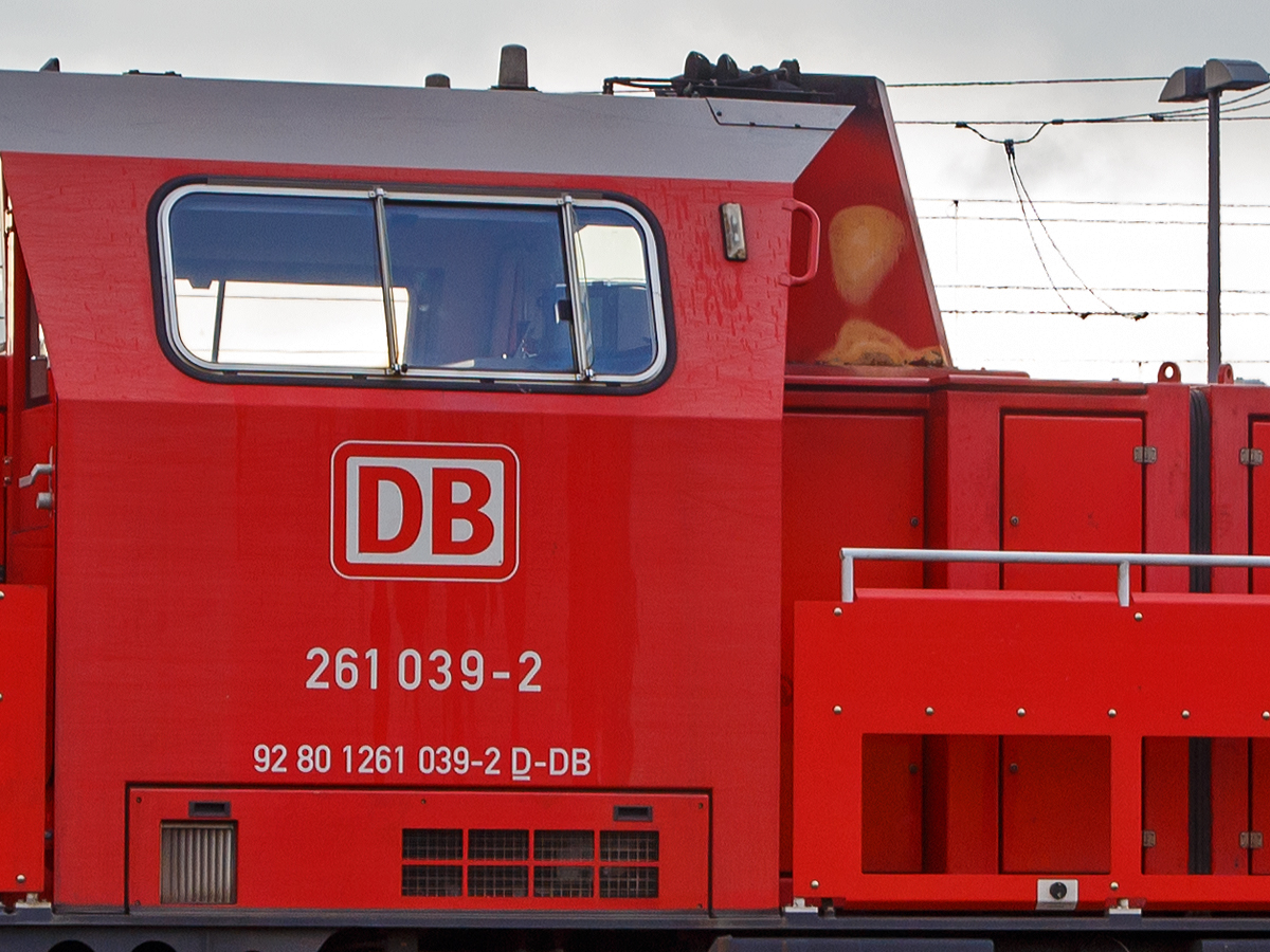 
Nochmal als Detailbild, die 261 039-2 der DB Cargo am 01.12.2017 beim Bahnhof Montabaur.

Hier sieht man noch besser die ersten Alterungsspuren nach sechs Jahren. Die Voith Gravita 10 BB wurde 2011 unter der Fabriknummer L04-10090 gebaut.