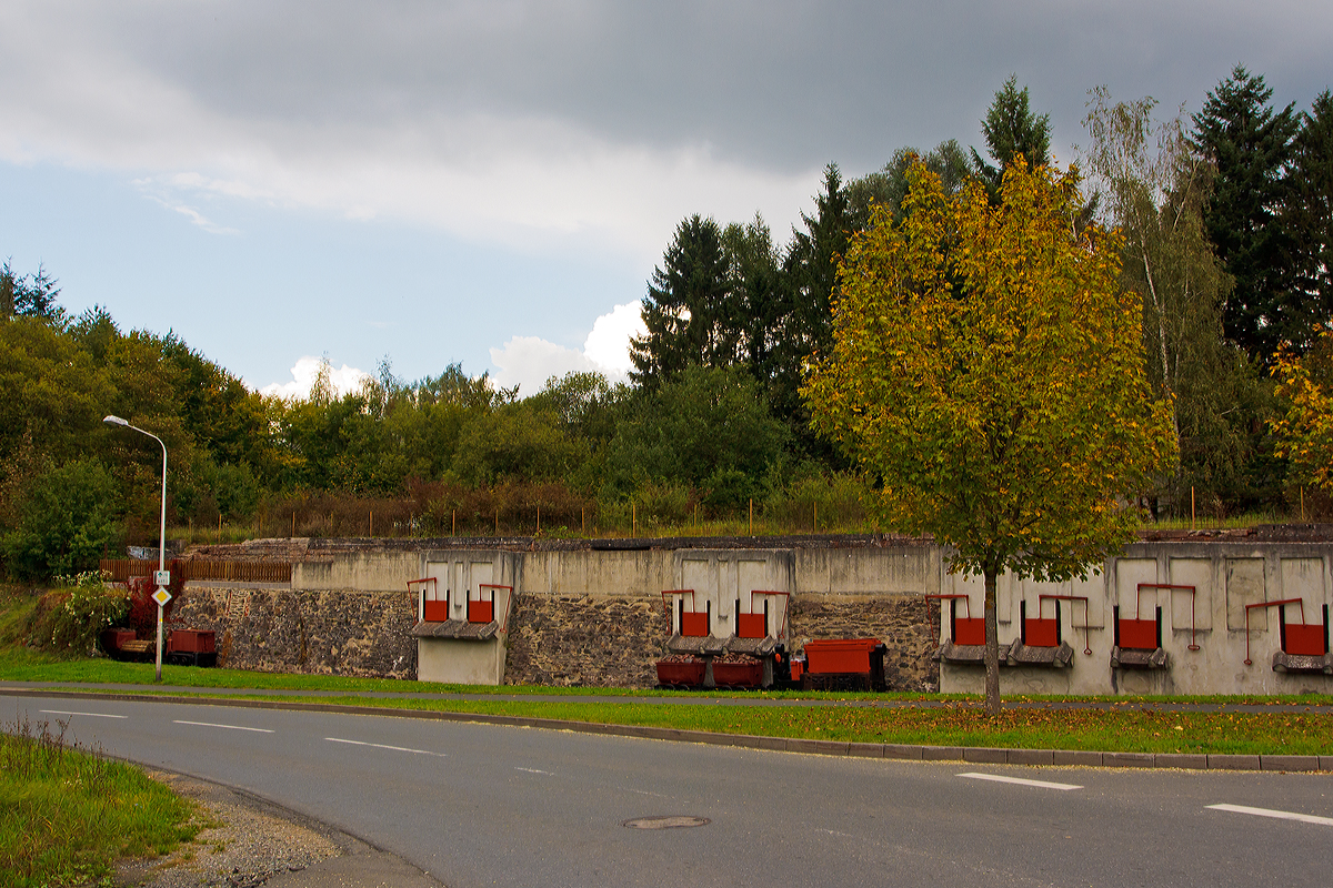 
Nochmal als Gesamtbild....
Die ehem. Verladestelle der ehemalige Erzgrube  Allerheiligen , mit ihr ist ein schönes Industriedenkmal erhalten worden. Davor wurden als Denkmallok zwei Akku-Gubenloks platziert, links die 900 mm Bartz-Akkulok 1048 und rechts die 600 mm SSW Gruben-Akkulok 6306 vom Typ GA-Bo-5/17-1.