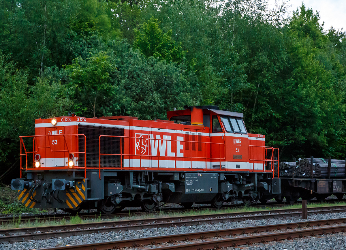 
Nochmal als Lokportrait...
Am 26.05.2015 morgens um 5:37 Uhr hat die WLE 53  Kreis Soest  (275 505-6) der Westfälische Landes-Eisenbahn GmbH (Lippstadt) im Bahnhof Herdorf noch Hp 0.
Am Haken hat die G 1206 mit Luppen (Rohrrohlinge) beladene Schwerlastwagen.
Die Lok, eine Vossloh G 1206 (ehem. MaK), wurde 2008 unter der Fabriknummer 5001639 gebaut, sie hat die NVR-Nummer 92 80 1275 505-6 D-WLE und EBA-Nummer EBA 08D08M 005.