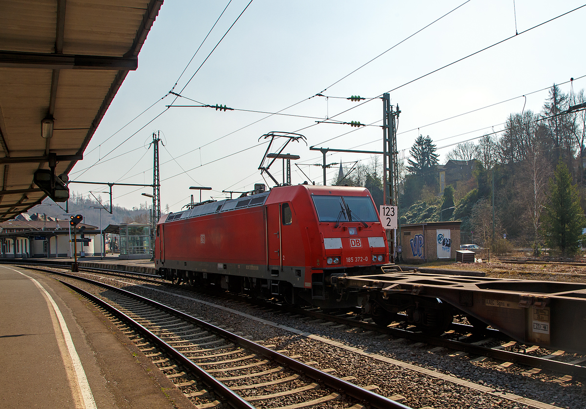 Nochmal als Nachschuss.....
Die DB Cargo 185 372-0 (91 80 6185 372-0 D-DB) f�hrt am 25.03.2022 mit einem KLV-Zug aus Richtung K�ln kommend durch Betzdorf (Sieg) in Richtung Siegen. Interessant ist die Tatsache dass der Zug nicht �ber Hauptgleis kommt, sondern �ber ein Gleis im Rbf Betzdorf und hier vorm Personenbahnhof wieder aufs Hauptgleis wechselt. 