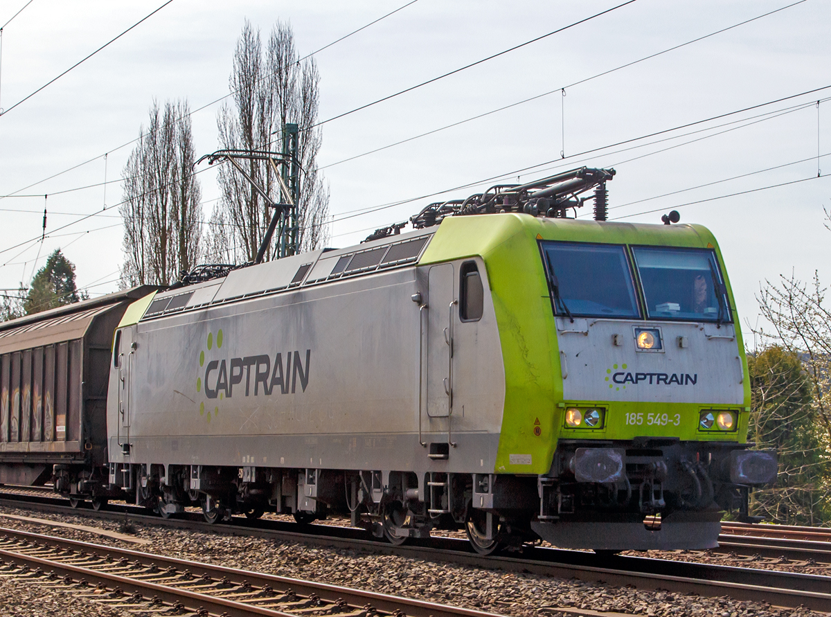 
Nochmal als Portrait.....
Die 185 549-3 (91 80 6185 549-3 D-CTD) der Captrain Deutschland GmbH fährt am 12.04.2015 mit einem Ganzzug durch Unkel Richtung Norden. 

Die TRAXX F140 AC1 (BR 185.1) wurde 2005 bei Bombardier in Kassel unter der Fabriknummer 33737 gebaut. Eigentümer der Lok ist VC Holding SAS (Clichy bei Paris).