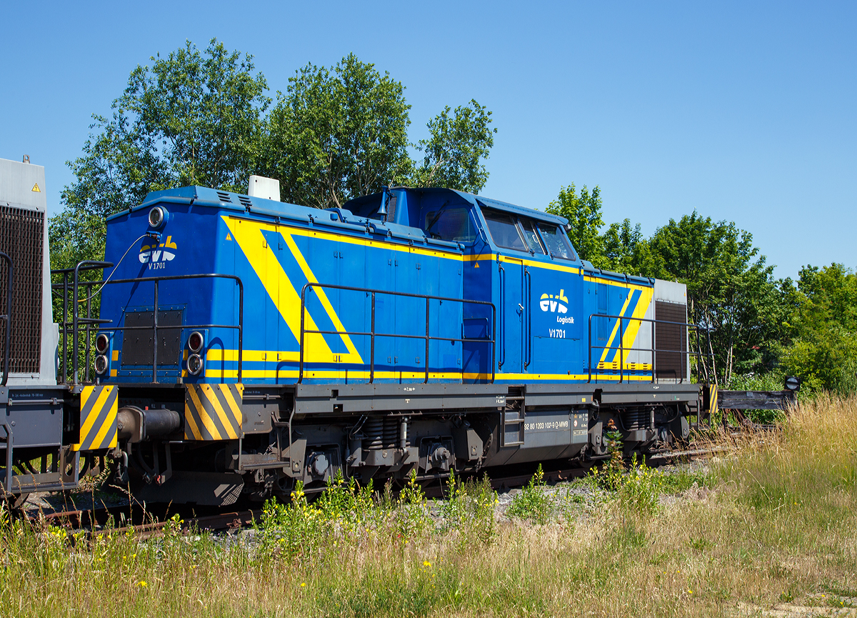 
Nochmal im Detail....
Die MWB V 1701 (92 80 1203 102-9 D-MWB), ex DR 202 768-8, ex DR 112 768-7, ex DR 110 768-9, der Mittelweserbahn GmbH (zugehörig zur Eisenbahnen und Verkehrsbetriebe Elbe-Weser - EVB), abgestellt am 01.07.2015 in Marktredwitz (Oberfranken). 

Die V 100.1 wurde 1975 von LEW unter der Fabriknummer 14469 gebaut, 1998 wurde sie von der DB AG ausgemustert. Im Jahr 2002 erfolgte dann von ALSTOM Lokomotiven Service GmbH in Stendal die Modernisierung und der Umbau zur BR 203.