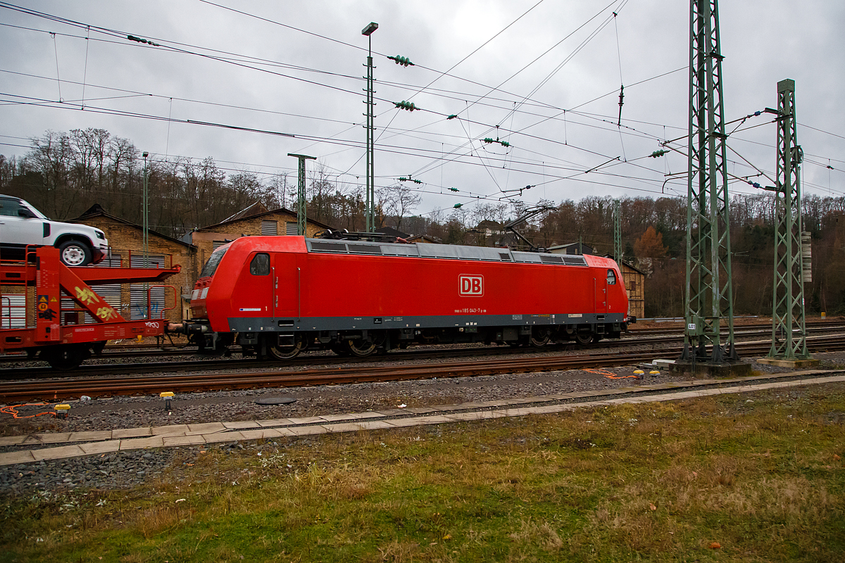 Nochmal von der Seite....
Die 185 043-7(91 80 6185 043-7 D-DB) fährt am 03.12.2021 mit einem Autotransportzug der DB Cargo Logistics GmbH (ex ATG Autotransportlogistic GmbH) durch Betzdorf/Sieg in Richtung Köln.

Die TRAXX F140 AC wurde 2001 von ABB Daimler-Benz Transportation GmbH, (Adtranz) in Kassel unter der Fabriknummer 33442 gebaut. Sie hat die Zulassungen für Deutschland und Österreich