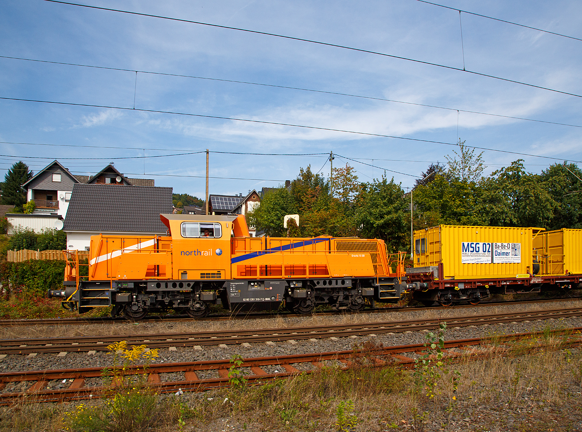 Nochmal von der Seite....
Die 261 310-7 (92 80 1261 310-7 D-NRAIL) der northrail f�hrt am 03.09.2016 mit dem MSG 02 Mobile Sp�leinrichtung f�r Gleisentw�sserungsanlagen der Ba-Be-D Daimer GmbH durch Mudersbach/Sieg in Richtung K�ln.

Die Voith Gravita 10 BB wurde 2012 von Voith in Kiel unter der Fabriknummer L04-10011 f�r die northrail GmbH in Hamburg gebaut.