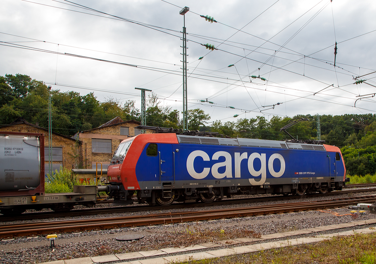 Nochmal von der Seite....
Die an die DB Cargo Deutschland AG vermietete Re 482 016-3 (91 85 4482 016-3 CH-SBBC) der SBB Cargo AG fährt am 20.08.2021 mit einem Container-Zug durch Betzdorf/Sieg in Richtung Köln.

Die TRAXX F140 AC1 wurde 2003 von Bombardier in Kassel unter der Fabriknummer  33565 gebaut und an die SBB Cargo AG geliefert. Sie hat die Zulassungen und Zugbeeinflussungssysteme für die Schweiz und Deutschland. Zurzeit ist sie an die DB Cargo vermietet.
