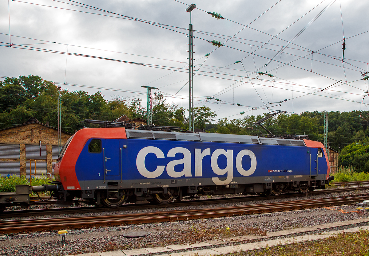 Nochmal von der Seite....
Die an die DB Cargo Deutschland AG vermietete Re 482 016-3 (91 85 4482 016-3 CH-SBBC) der SBB Cargo AG fährt am 20.08.2021 mit einem Container-Zug durch Betzdorf/Sieg in Richtung Köln.

Die TRAXX F140 AC1 wurde 2003 von Bombardier in Kassel unter der Fabriknummer  33565 gebaut und an die SBB Cargo AG geliefert. Sie hat die Zulassungen und Zugbeeinflussungssysteme für die Schweiz und Deutschland. Zurzeit ist sie an die DB Cargo vermietet.
