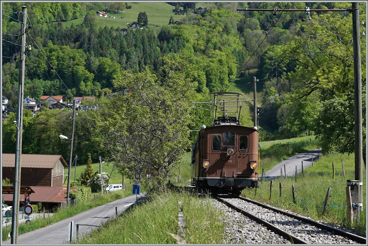 Nostalgie & Vapeur 2021 / Nostalgie & Dampf 2021 - so das Thema des diesjährigen Pfingstfestivals der Blonay Chamby Bahn, und von beidem gab es reichlich; nostalgisch präsentiert sich die BOB HGe 3/3 29 mit dem ersten Zug des am Samstagmorgen bei der Weiterfahrt in Cornaux. 

22. Mai 2021