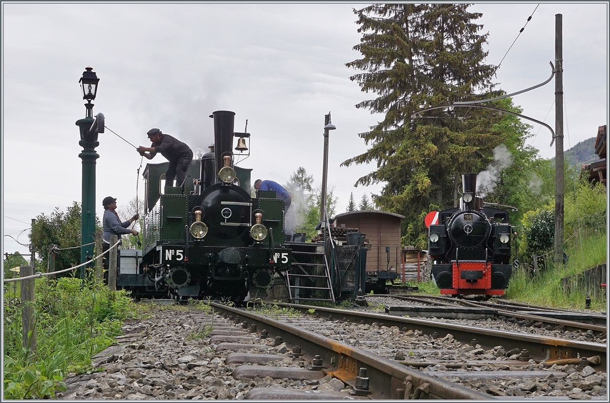  Nostalgie & Vapeur 2021  /  Nostalgie & Dampf 2021  - so das Thema des Pfingstfestivals 2021 der Blonay-Chamby Bahn. Und neben traditionsreicher  Nostalgie  gab es auch viel  Dampf : die G 3/3 N° 5 wird in Chaulin mit Kohle und Wasser versorgt, während die G 2x 2/2 105 in den Bahnhof dampft. 

24. Mai 2021