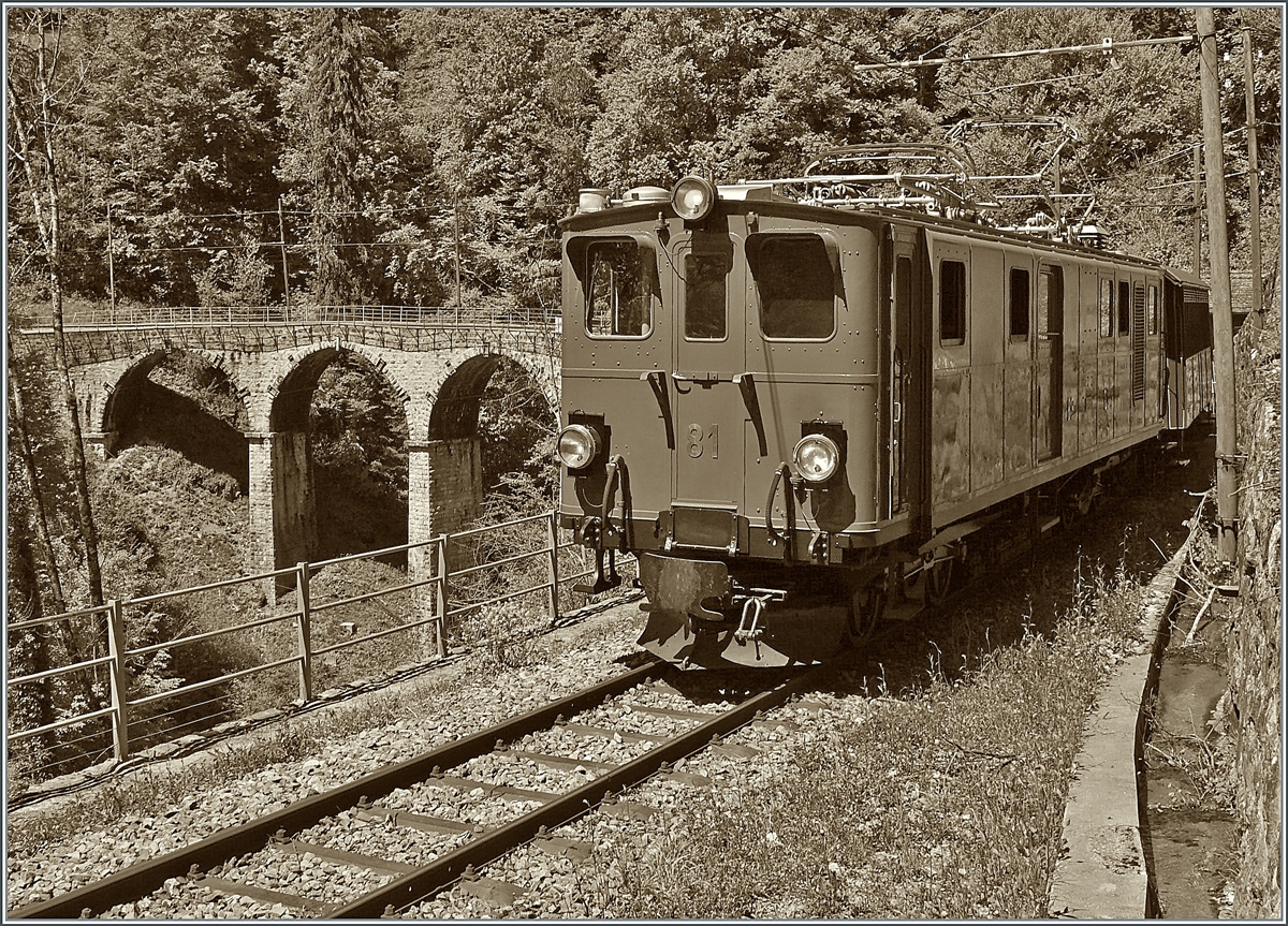 Nostalgie & Vapeur 2021 /Nostalgie & Dampf 2021: Die Blonay-Chamby RhB Bernina Bahn Ge 4/4 81 zauberte etwas Landwasserviadukt in Waadtland, als sie mit ihrem Regionalzug von Blonay nach Chaulin den Baye de Clarens Viadukt überquert hatte und nun der Schucht entlang Richtung Chamby fuhr. 

23. Mai 2021 