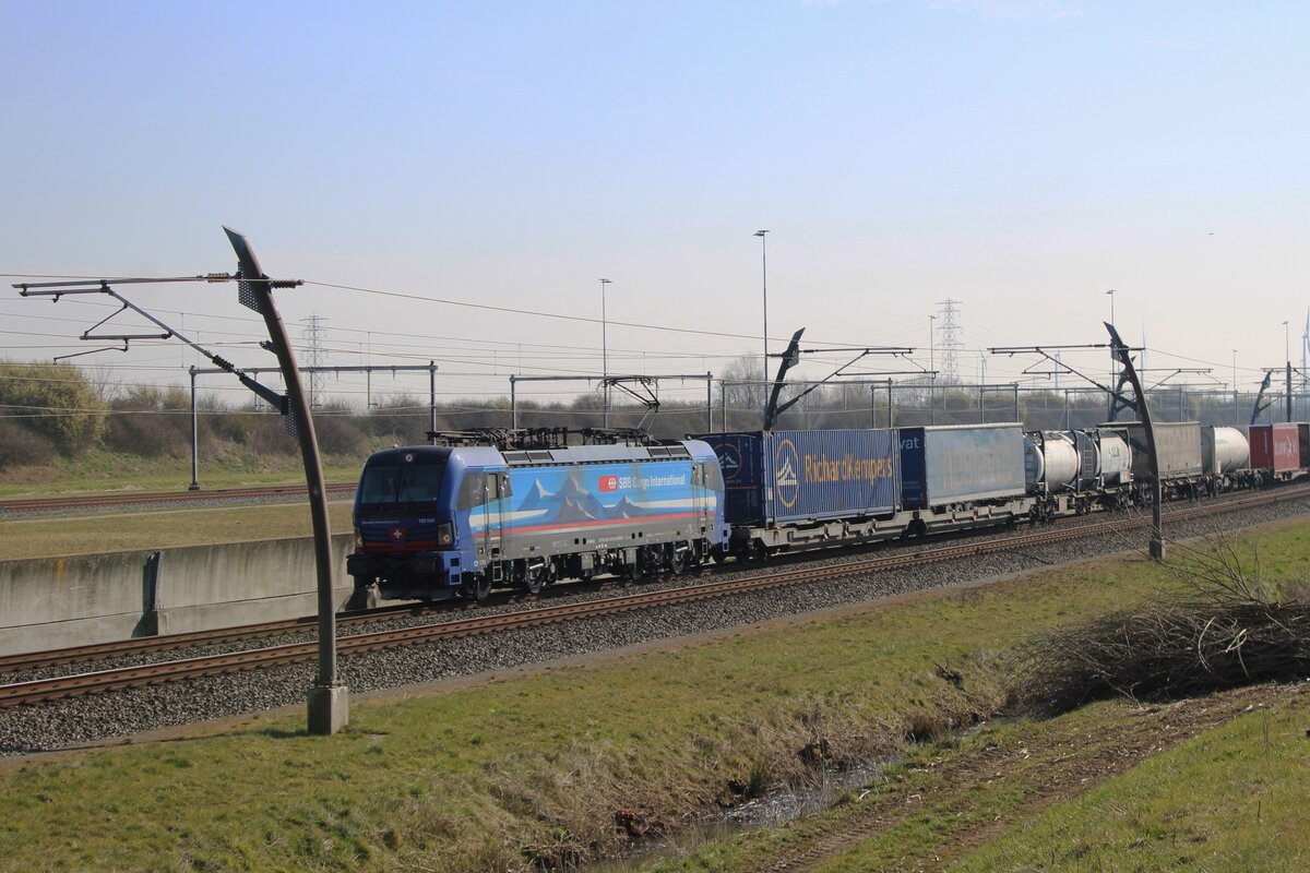 Notsch�ss auf SBBCI 193 523 mit ein KLV durch Valburg am 20 M�rz 2025.