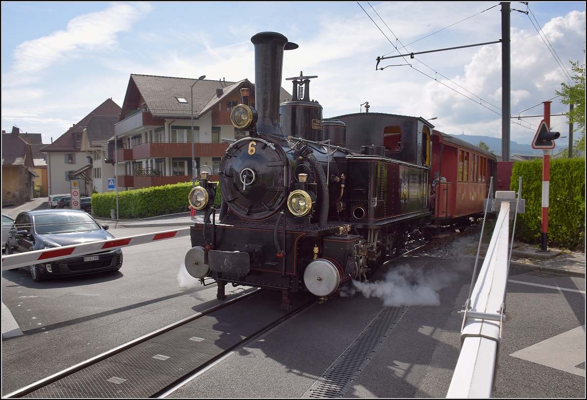 Notschuss in Blonay, die Schranke ging runter, da blieb nur das Gegenlicht für einen letzten Schuss übrig. Vorbei kam G 3/3 mit wechselvoller Geschichte als JBL 309 alias JS 909 alias SBB 109 alias BAM 6. Juni 2017.