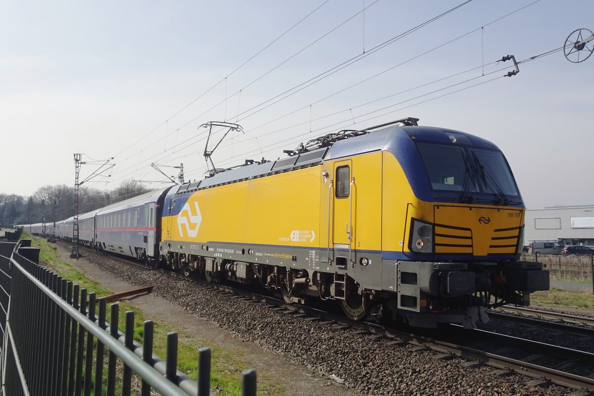 NS 193 759 zieht der umgeleiteter Nightjet aus Zürich und Wien (combiniert in Köln Hbf) am 16 März 2022 durch venlo-Vierpaardjes mit ein +120.