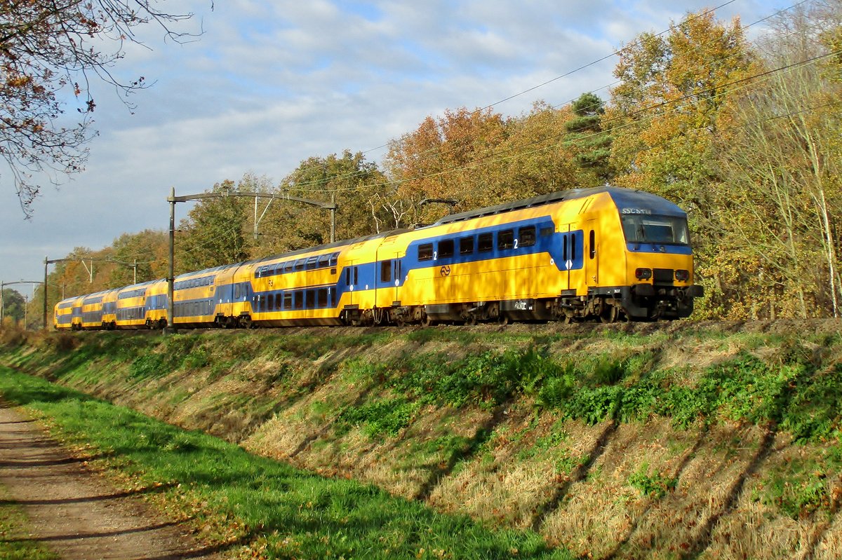 NS 7637 durchfahrt Tilburg Oude Warande am 23 November 2018. 