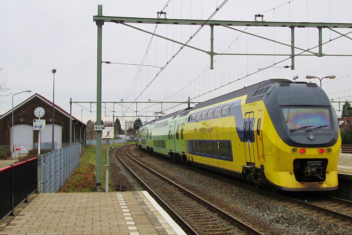 NS 9556 verlasst am nebligen 13 Dezember 2014 Roermond als IC nach Enkhuizen.