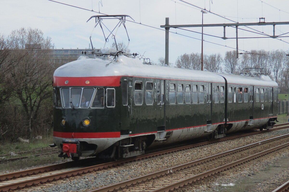 NS(M) 273 treft am 26 M�rz 2017 in Hoek-van-Holland ein als ein von drei Sonderz�ge w�hrend das Abschied von die Bahnstrecke Rotterdam <=>Hoek van Holland.
