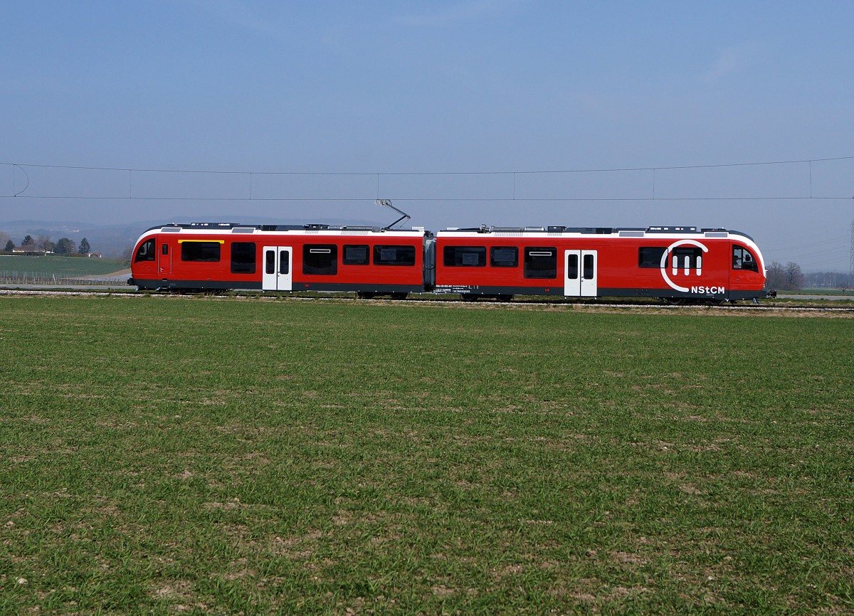 NStCM: Der neue Triebzug von Stadler Rail, der ABe 4/8 402-401 auf einer seiner ersten Testfahrten am 19. M�rz 2015 zwischen Trelex und Plantaz.
Foto: Walter Ruetsch