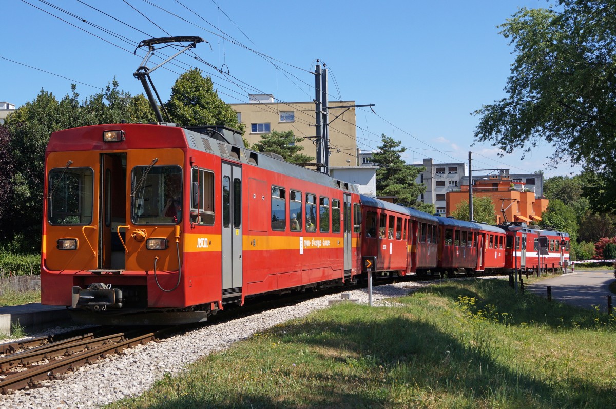 NStCM: Für die Bewältigung des Grossverkehrs anlässlich des Paleo Festivals das vom 20. bis 26. Juli 2015 in Nyon stattfindet, werden die ehemaligen BD/BTI-Wagen B 341 + B 342 zum letzten Mal in den TRAIN NAVETTES eingesetzt. Die Aufnahme des Sonderzuges ist am 20. Juli 2015 bei L'Asse entstanden.
Foto: Walter Ruetsch
  