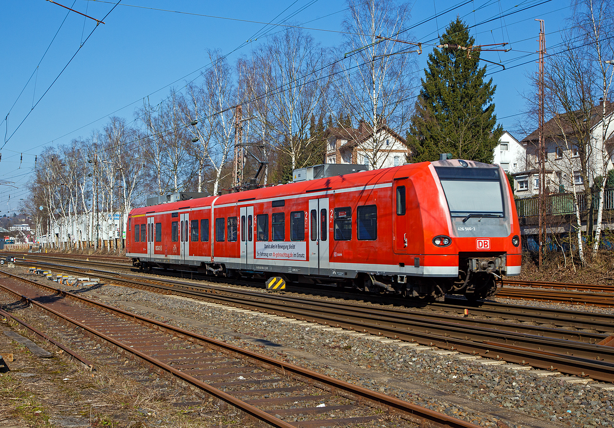 Nun ist auch das DB-rot auf der Ruhr-Sieg-Stecke wieder angekommen. Die BR 426 in Form der 2-teiliger Stadler FLIRT (BR 426.1) sind normal auf der Ruhr-Sieg-Strecke, nun aber habe ich auch Babyquietschie bzw. Erdbeerkörbchen der BR 426.0 als RE 16  Ruhr-Sieg-Express  (Siegen – Hagen – Essen).

Der zweiteilige DB Babyquietschie 426 006-3 / 426 506-2 „Oberlinxweiler“ (94 80 0426 006-3 D-DB und 94 80 0426 506-2 D-DB) der DB Regio fährt am 204.03.2022, als RE 16  Ruhr-Sieg-Express  (Essen – Hagen – Siegen), von Kreuztal weiter in Richtung Siegen.

Der zweiteilige ET wurde 2000 von Deutsche Waggonbau AG im Werk Halle-Ammendorf unter den Fabriknummern 6/006/1 und 6/506/2 gebaut. Aktuell fährt er nun hier, wird aber auch von der DB Regio AG unter db-gebrauchtzug.de zu Verkauf angeboten.