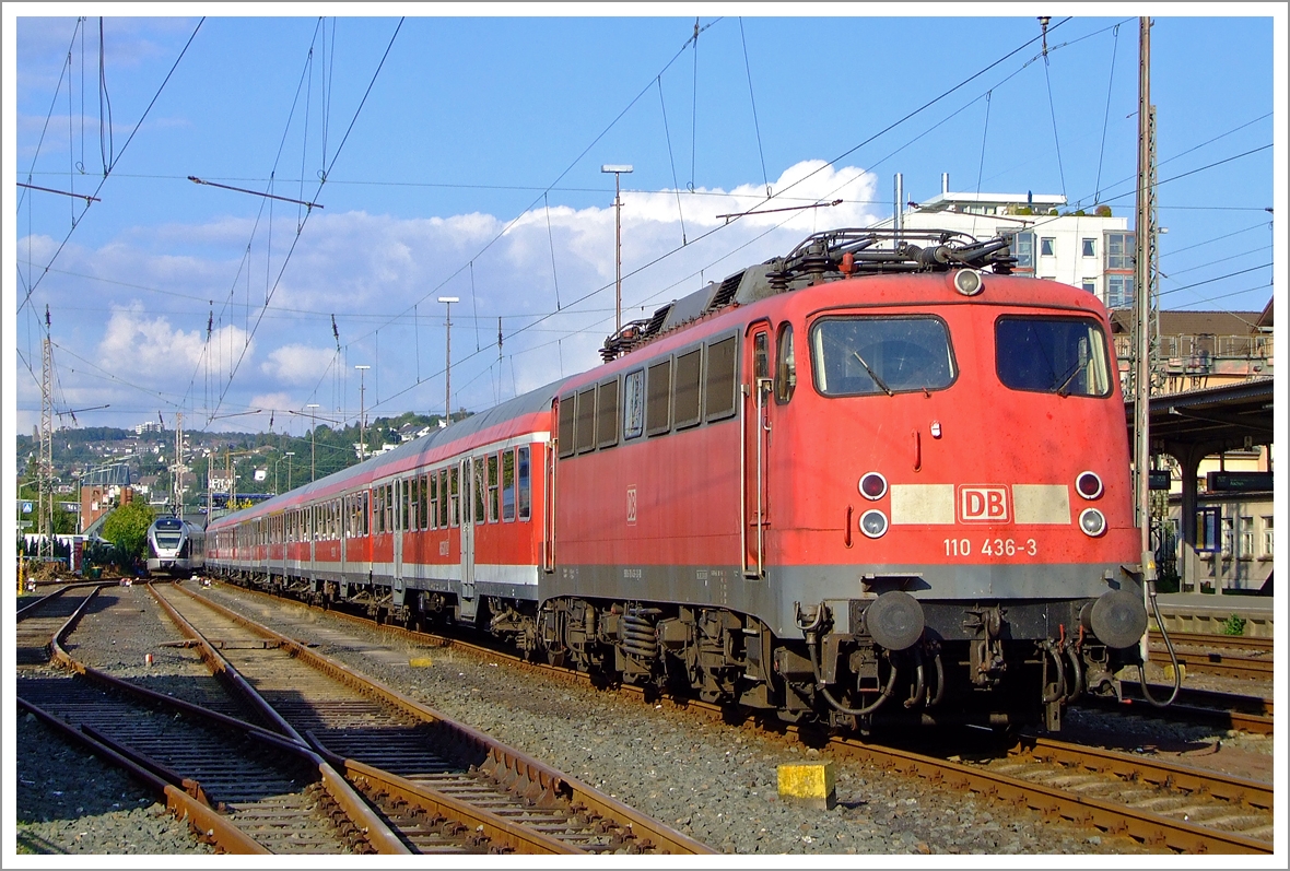 Nun auch schon ein historisches Bild, da die Lok im Juni 2013, nach 46 1/2 Dienstjahren, verschrottet wurde....

Die DB 110 436-3, ex DB E10 436, mit n-Wagen (ex Silberlinge) steht am 04.09.2010 im Hbf Siegen auf dem Abstellgleis. Die Aufnahme entstand aus dem Südwestfälische Eisenbahnmuseum, Siegen.

Die E 10 wurde 1966 von Krauss-Maffei unter der Fabriknummer 19211 gebaut, die elektrische Ausrüstung war von SSW (Siemens-Schuckert-Werke).
Die Z-Stellung der E10.3 (Bügelfalte) erfolgte am 18.04.2013.

Technische Daten:
Achsanordnung:   Bo´Bo´   
Dienstgewicht:  85 t   
Achslast: 21 t   
Höchstgeschwindigkeit (zul.):   140 Km/h (Anfangs 150 km/h)
 Anfahrzugkraft: 275 kN
Nennleistung:  3.700 kW (5.032 PS)
Anzahl Fahrmotoren  4   
Antriebsart: Gummiringfeder mit einseitigem Stirnradgetriebe   
Länge über Puffer:  16.440 mm 
Drehzapfenabstand:   7.900 mm   
Achsstand in den Drehgestellen:  3.400 mm   
Kleinster befahrbarer Radius:  100 m   
Stromsystem:  Einphasen-Wechselstrom 15 000 V, 16 2/3 Hz 
Elektrische Bremse: Gleichstrom-Widerstandsbremse
 
Beschaffungskosten:  ca. 1.300.000,00 DM
Gebaute Anzahl: 385 Stück (ohne die 31 E10.12 später 112)
Herstellerwerke (mechanischer Teil): Henschel, Krauss-Maffei, Krupp 
Herstellerwerke (elektrischer Teil): AEG, BBC, SSW 

Allgemeines zur E10

1952 und 1953 wurden fünf Vorserien-Lokomotiven der Baureihe E 10.0 gebaut, diese wurden zwischen 1975 und 1979 ausgemustert.

Die ersten Serienloks der Baureihe E 10 erhielten Ordnungsnummern ab 101 aufwärts und werden entsprechend auch als Baureihe E 10.1 bezeichnet. Im Gegensatz zur E 40 war die E 10 mit einer Widerstandsbremse ausgerüstet worden. Daher unterscheiden sich beide Baureihen minimal im Dachbereich. 
Ab Dezember 1956 wurden in mehreren Serien insgesamt 379 Fahrzeuge von den Herstellern Krauss-Maffei, Krupp, Henschel (alle mechanischer Teil) sowie SSW (Siemens-Schuckertwerke), AEG und BBC (elektrischer Teil) ausgeliefert. Die Serienmaschinen lassen sich in drei optisch unterschiedliche Ausführungen unterteilen: Die E 10.1 wurde in der Einheits-Kastenform mit großen Einzelleuchten abgeliefert. Im Laufe der Produktion (ab E 10 216) wurden die großen Einzelleuchten später durch zwei kleinere Leuchten (eine als Spitzenlicht, eine als Schlusslicht) ersetzt; diese Ausführung wird entsprechend den laufenden Nummern als E 10.2 bezeichnet. 
Ab E 10 288 wurde ein neuer, aerodynamisch günstigerer Lokkasten (sogenannte „Bügelfalten-Front“), der zuvor bei der E 10.12 eingeführt worden war, auch bei den normalen E 10 verwendet. Diese Lokomotiven werden daher auch als E 10.3 bezeichnet. 
Das Einsatzspektrum der ab 1968 als Baureihe 110 geführten Loks hat sich ab den 1990er Jahren in Richtung Nahverkehr verschoben, entsprechend wurden sie auch im Zuge der dritten Stufe der Bahnreform dem Nahverkehrsbereich DB Regio zugeschlagen, was praktisch das Ende der Einsätze im Fernverkehr bedeutete. Um die Loks im Regionalverkehr wirtschaftlicher einsetzen zu können, wurden viele Loks der Baureihe 110.3 ab 1997 mit Steuergeräten für die konventionelle DB-Wendezugsteuerung (KWS) ausgerüstet. 

Die Baureihe 110.3 (E10.3) verwendet den Lokkasten der E 10.12 (BR 112 > 113/113) mit stärker hervorgezogener Stirnfläche, auch als „Bügelfalte“ bezeichnet. Der Rahmen stützt sich über Schraubenfedern und Gummielemente auf die Drehgestelle ab. 
Alle Lokomotiven besitzen eine indirekt wirkende Druckluftbremse Bauart Knorr mit Hochabbremsung (bei hohen Geschwindigkeiten wird automatisch stärker gebremst) und zum Rangieren eine direkt wirkende Zusatzbremse. Die Lokomotiven verfügen zusätzlich über eine mit der Druckluftbremse gekoppelte fremderregte elektrische Widerstandsbremse. Die beim elektrischen Bremsen entstehende Wärme wird über Dachlüfter abgeführt. Erstmals in deutschen Lokomotiven wurde serienmäßig eine Hochspannungssteuerung des Transformators verwendet.
Die Fahrmotoren sind 14-polige Motoren vom Typ WB 372, wie sie später auch bei den Baureihen 111 und 151 weiterverwendet wurden. Wie bei allen Loks des Einheitslokprogramms wurde der Gummiringfeder-Antrieb der Siemens-Schuckert-Werke (SSW) eingesetzt, der sich bei den ersten E 10.0 überdurchschnittlich bewährt hatte.




Allgemeines zum Einheitselektrolokomotiv-Programm

Als Einheitselektrolokomotiven werden die Baureihen E10, E40, E41 und E50 (ab 1968 Baureihe 110, 140, 141 und 150), die die Deutschen Bundesbahn ab 1952 bis in die 1970er Jahre beschaffte. Um die Ersatzteilhaltung so niedrig wie möglich zu halten, haben die Baureihen untereinander viele gemeinsame Bauteile. 

Eigentlich hatte der zuständige Fachausschuss der Deutschen Bundesbahn 1950 beschlossen zwei Grundtypen von Elektrolokomotiven mit weitgehend standardisierten Bauteilen zu beschaffen. Es sollten eine sechsachsige Güterzuglok auf Basis der Baureihe E 94 und eine vierachsige Mehrzwecklokomotive angelehnt an die Baureihe E 44 sein. Die Mehrzwecklok erhielt zunächst den Arbeitstitel E 46, wurde jedoch in E 10 umbenannt, nachdem sie durch Erhöhung der geforderten Höchstgeschwindigkeit formell eine Schnellzug-Lokomotive wurde. 

Das Versuchsprogramm ergab, dass zwei Typen von E-Loks nicht ausreichen würden, um allen Leistungsanforderungen gerecht zu werden. Das Typenprogramm wurde daher überarbeitet und enthielt in der neuen Fassung, angepasst auf ihr Leistungsgebiet, entstanden dann die folgenden Baureihen:

E10 – Schnellzuglok
____später in Unterbaureihen:
__________E10.0 Vorserienloks > ab 1968 in BR 110.0
__________E10.1 Kasten > ab 1968 in 110.1 (ab 2006 teilw. BR 115) 
__________E10.2 Kasten > ab 1968 in 110.2 (ab 2006 teilw. BR 115)
__________E10.3 Bügelfalte, > ab 1968 in BR 110.3 , > ab 1968 in BR
__________E10.12 Bügelfalte für TEE > ab 1968 in BR 112 > ab 1988 
_______________BR 112 (3.Serie mit Serien-Drehgestelle > ab 1988 in BR 114 > ab 1993 in BR 110 (110 485–504)
_______________BR 112 (1. und 2. Serie mit Henschel-Schnellfahrdrehgestellen) > ab 1991 in BR 113 (da ex DR 212 nun DB112) > (ab 2006 teilw. BR 115)


E40 – Güterzuglok
____später in Unterbaureihen: 
__________E40 ohne elektrische Widerstandsbremse > ab 1968 in BR 140
__________E40.11 mit elektrischer Widerstandsbremse > ab 1968 in BR 139


E41 - Nahverkehrs- und leichten Güterzuglok
_____ ab 1968 in BR 140


E50 - schwere Güterzuglok
_____ ab 1968 in BR 150

Auch die Baureihe 111 und 151 sind Weiterentwicklungen des Einheitselektrolokomotiv-Programmes.

Nicht als Einheitselektrolokomotiven sind die Mehrsystemlokomotiven der Baureihe E 320 (182), trotz starker äußerlicher Ähnlichkeiten mit diesen, als solche zu bezeichnen, da sie sich in nahezu allen Hauptbauteilen des elektrischen und des mechanischen Teils von diesen unterscheiden.
Auch nicht die Zweifrequenz-Versuchslok E 344 01 (183 001), sie hatte nur den Lokkasten auf Basis der E 41 (241). Die Drehgestelle, Brückenrahmen und Fahrmotoren stammen von ehemaligen E 244ern. Die an den Drehgestellen befindlichen Pufferbohlen verlieh der Maschine ein unverwechselbares Äußeres.
