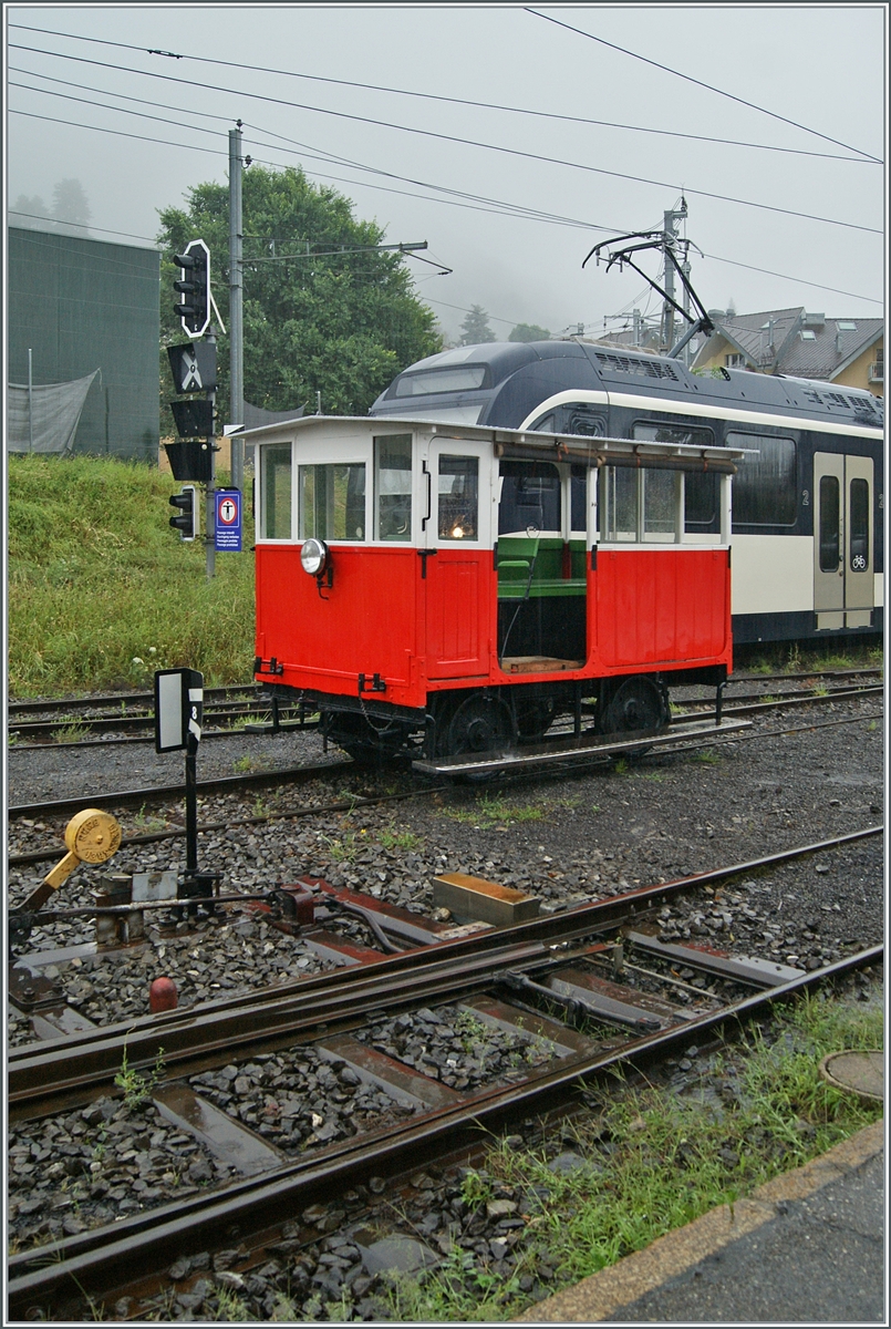 Nun aufgearbeitet, ist die kleine RB Draisine Dm 2/2 N° 3  Biniou  der Blonay-Chamby Bahn auf Probefahrt in Blonay. 

18. August 2024