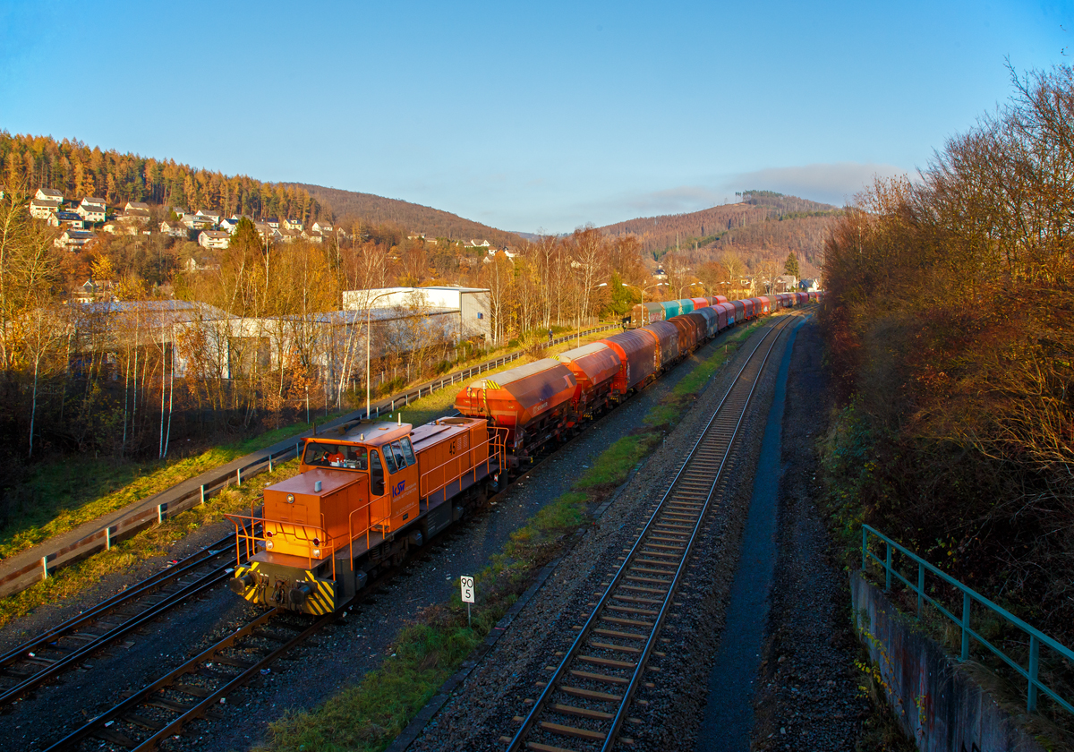 
Nun beginnt die Fahrt....
Die KSW 45 (98 80 0276 016-9 D-KSW) eine MaK G 1204 BB der Kreisbahn Siegen-Wittgenstein fährt am 27.11.2020, mit einem langen Übergabezug, von dem Rbf der KSW (Betriebsstätte  Freien Grunder Eisenbahn  - NE 447) in Herdorf in Richtung Betzdorf (Sieg):

Es war ein beträchtlich langer Zug, aber trotzdem reicht alleine die Zugkraft der  MaK G 1204 BB mit einer Leistung von 1.120 kW (1.522 PS), da die Wagen alle leer sind. Die KSW bringt solche Wagenzüge (Übergabezüge) an Werktagen täglich (meist nachmittags) über Betzdorf (Sieg) zum DB Rbf Kreuztal. Dort werden dann wieder von der DB Cargo Züge für die einzelnen Bestimmungsorte zusammengestellt und abgefahren.  