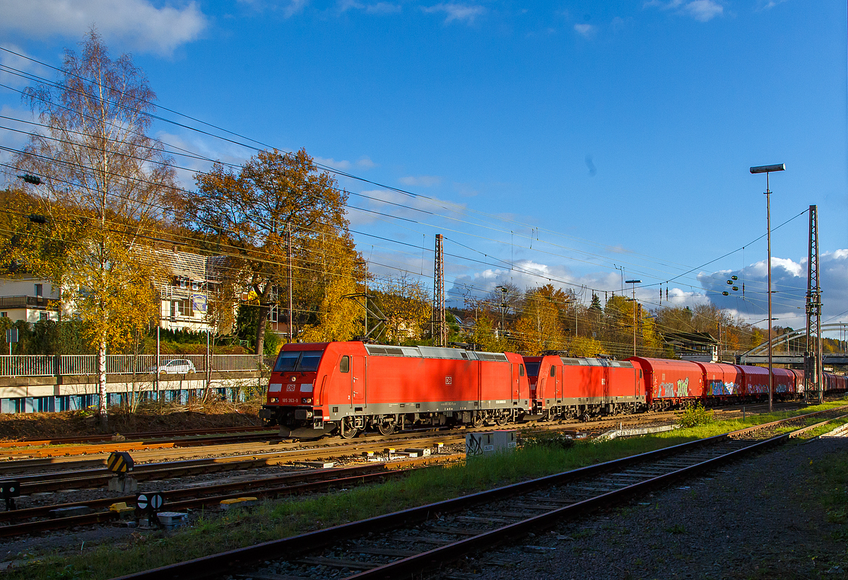 
Nun ist die DB Cargo 185 363-9 (91 80 6185 363-3 D-DB) die Zuglok und hat die (nun kalte) 185 318-3 (91 80 6185 318-3 D-DB) und einen Leerzug am Haken. Sie fährt am 04.11.2020 vom Rangierbahnhof (Rbf) Kreuztal in Richtung Hagen.

Zwischen Ankunft und Abfahrt der 185 318-3 sind nur ca. 50 Minuten vergangen.
