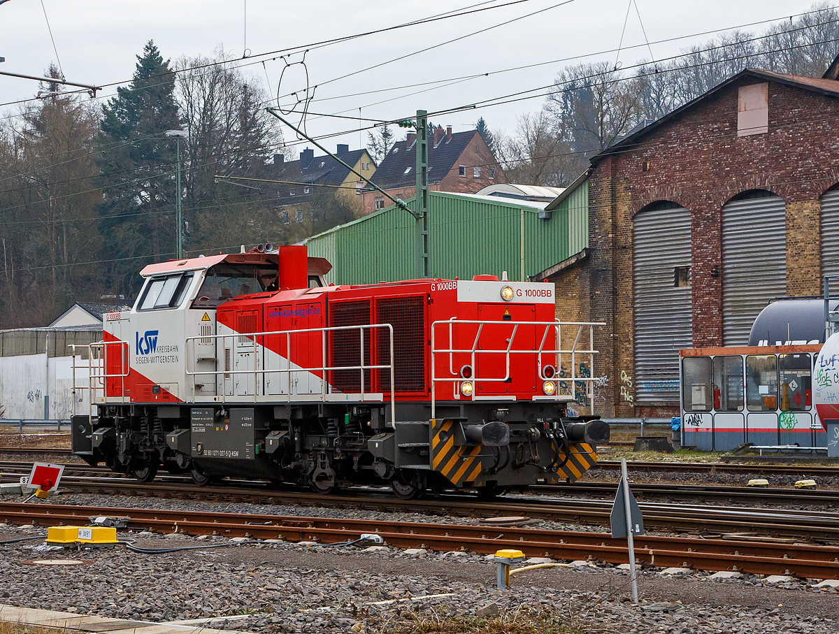 Nun f�hrt die KSW 47 (92 80 1271 027-5 D-KSW), ex D 2 der HFM, eine Vossloh G 1000 BB der KSW (Kreisbahn Siegen-Wittgenstein), am 23.12.2021 als Lz von Betzdorf (Sieg) wieder nach Herdorf zur�ck, und geht wohl zur Weihnachtsruhe in den Lokschuppen.

Zuvor hatte sie die letzten leeren G�terwagen im Rbf Betzdorf abgestellt.