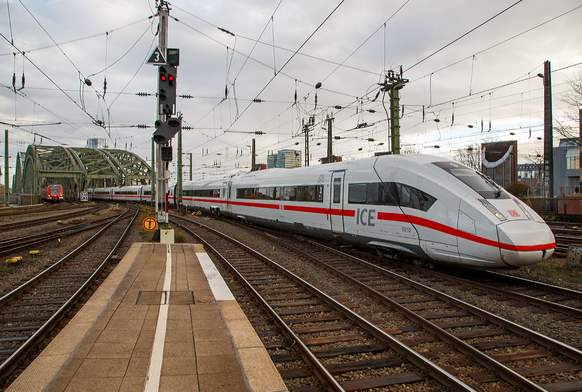 
Nun fahren die ICE 4 im Regelbetrieb...
Der ICE 4 Tz 9010 (ein zwölfteiliger Triebzug der BR 412 / 812) fährt am 22.12.2018 gerade über die Hohenzollernbrücke und erreicht nun den Hauptbahnhof Köln. 

Der so 346 Meter lange Triebzug hat 830 Sitzplätze, davon 205 in der 1. Klasse. Der ICE 4 verfügt über neue große Gepäckregale in Sitzplatznähe. Zudem ist mehr Platz für Familien mit zusätzlichen Freiflächen für Kinderwagen in den Kleinkind- und Familienbereichen vorhanden. Vier Stellplätze stehen für Rollstuhlfahrer im 12-Teiler zur Verfügung.

Ebenfalls neu beim ICE 4 ist, dass er für acht Fahrräder Platz bietet. Bisher war die Mitnahme von Fahrrädern im Fernverkehr nur im Intercity und Eurocity möglich, muss aber vorab reserviert werden.

Der 12-teilige ICE 4 verfügt über zwei End-, einen Service-, einen Restaurant- und acht Reisewagen. Der Servicewagen ist ausgestattet mit einem Kleinkindabteil, einem Familien- und Rollstuhlbereich sowie Diensträumen für das Bordpersonal. Sechs der Mittelwagen (BR 412), sogenannte Powercars, sind angetrieben (1,65 MW Leistung). Die antrieblosen End- und Mittelwagen werden als BR 812 geführt. 
Weitere TECHNISCHE DATEN:
Spurweite: 1.435 mm
Achsfolge: 2’2’+Bo’Bo’+Bo’Bo’+2’2’+Bo’Bo’+Bo’Bo’+2’2’+Bo’Bo’+2’2’+Bo’Bo’+2’2’+2’2’
Anzahl Achsen: 48 (davon 24 angetrieben)
Treibraddurchmesser: 920 mm (neu) / 840 mm (abgenutzt)
Laufraddurchmesser: 825 mm (neu) / 750 mm (abgenutzt)
Länge über Kupplung: 345,731 m
Leergewicht: 670 t
Höchstgeschwindigkeit: 250 km/h 
Spannung: 15 kV / 16,67 Hz
Anzahl Powercars: 6
Traktionsleistung: 9.900 kW 
Radsatzlast: ca. 18 t
Min. Kurvenradius:   R =150 m
Max. Steigung: 40 Promille
Anzahl der Einstiege je Zugseite:     22

