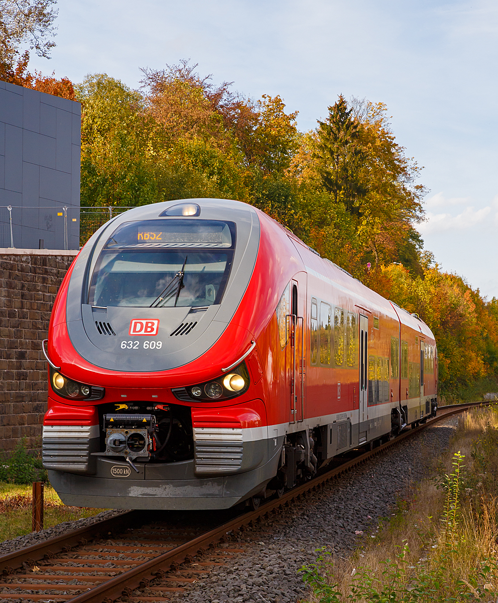 
Nun fahren die PESA LINK im Sauerland-Netz endlich....
Der zweiteilige PESA LINK II – 632 609 / 632 109 (95 80 0 632 609-3 D-DB Bpd / 95 80 0 632 109-4 D-DB ABpd) erreicht am 06.10.2018, als RB 52 „Volmetalbahn“ (Dortmund – Hagen – Lüdenscheid), seinen Zielbahnhof Lüdenscheid.

Eigentlich war für Dezember 2015 schon der Einsatz geplant, aber die Triebzüge passten nicht ins deutsche Lichtraumprofil, sie waren wenige Millimeter zu breit  und so gab es keine Zulassung. Der polnische Hersteller PESA (Pojazdy Szynowe Pesa Bydgoszcz SA) musste die Züge umkonstruieren. 

Danach gab es weitere Probleme, die Fahrzeuge entsprachen nicht den bestellten technischen Anforderungen hinsichtlich des Gewichtes und des Antriebes, so musste PESA erneut eine Umkonstruktion an dem Fahrzeugmodell vornehmen. 

Am 30. Mai 2018 hat das Eisenbahnbundesamt EBA die Zulassung für den Einsatz der zweiteiligen Züge vom Typ Pesa Link II (BR 632) für die DB Regio nun erteilt. Für die dreiteiligen Pesa Link III (BR 633) wurde sie mittlerweile auch erteilt. 

Warum es aber solange braucht um Normen und Lastenhefte zu lesen entzieht sich meiner Kenntnis. Wobei die erste erfolgreiche Zulassung in Deutschland gab es im Juni 2016 für die LINK II der NEB.

Der PESA LINK (Projektname DMU 120) ist ein Dieseltriebwagen des polnischen Herstellers PESA (Pojazdy Szynowe Pesa Bydgoszcz SA). Die ČD (Tschechische Bahnen) vermarkten sie als „RegioShark“ (RegioHai). Hai war auch mein erster Eindruck, im September 2014 auf der InnoTrans 2014 in Berlin, als das erste Vorserienfahrzeug 631 001-4 vorgestellt wurde.

Es werden verschiedene Varianten von ein- bis vierteiligen Triebzügen, mit unterschiedlichen Motorleitungen, angeboten.

Der Innenraum des Pesa Link ist im Mittelteil in Niederflurbauweise ausgeführt, während die Fahrgastbereiche an den Fahrzeugenden hochflurig ausgelegt sind. Die Bodenhöhe des Niederflurbereichs beträgt in der DB-Version im Sauerland-Netz 600 mm.Je ein Motor treibt jeweils beide Achsen eines Drehgestells am Fahrzeugende an. Zwischen den beiden Wagenteilen befinden sich nicht angetriebene Jakobsdrehgestelle

Technische Daten der BR 632 (DB):
Spurweite: 1.435 mm (Normalspur)
Achsformel: B'2' B'
Länge über Puffer:  43.730 mm
Höhe: 4.206 mm
Breite: 2.800 mm
Drehzapfenabstand: 17.040 mm
Achsabstand im Drehgestell: 2.100 mm
Dienstgewicht: 86,5 t
Achslast: 18,2 t
Höchstgeschwindigkeit: 140 km/h
Installierte Leistung: 2 x 390 kW (2 x 523 PS)
Beschleunigung:  0,74 m/s²  0-30 km/h
Antrieb: MTU Powerpack  6 Zylinder, 4-Takt-Dieselmotor mit Abgasturbolader und Ladeluftkühlung vom Typ MTU 6H 1800 R85L
Motornenndrehzahl: 1800 U/min
Motorhubraum: 12,8 l
Motorgewicht (trocken): 4.000 kg
Getriebe: 6-Gang-Automatik ZF 6 AP 2000R EcoLife    
Kraftübertragung: diesel-hydromech.  
Fußbodenhöhe (Niederflurber.):   600 mm                              
Fußbodenhöhe (Hochflurber.):   1.290 mm
Kleinster bef. Halbmesser: 100 m (Werkstatt) / 150 m (Betrieb)
Kupplungstyp: 	Scharfenberg Typ 10
Sitzplätze in der 1. Klasse: 12
Sitzplätze in der 2. Klasse: 82 und 26 Klappsitze

