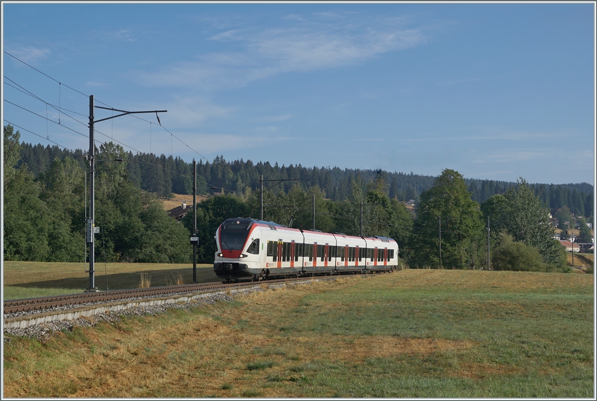 Nun haben auch wir unsere  Drei-Seen-Bahn : Die RER VAUD S2 von Aigle nach Le Brassus verbindet nicht nur recht kontrastreiche Landschaften, sie führt auch an drei Seen entlang: dem Lac Léman, dem Lac de Brent und dem Lac de Joux. A propos Wasser: Während der Genfersee durch die Rhone ins Mittelmeer mündet, entwässert sich die Orbe in die Nordsee doch der wenige Kilometer westlich von hier entspringende Doubs hingegen ins Mittelmeer. Das Bild zeigt den SBB RABe 523 022-7 (RABe 523 94 85 0 523 022-7 CH-SBB) als S2 24216 von Aigle kurz vor dem Ziel Le Brassus. 

15. August 2022