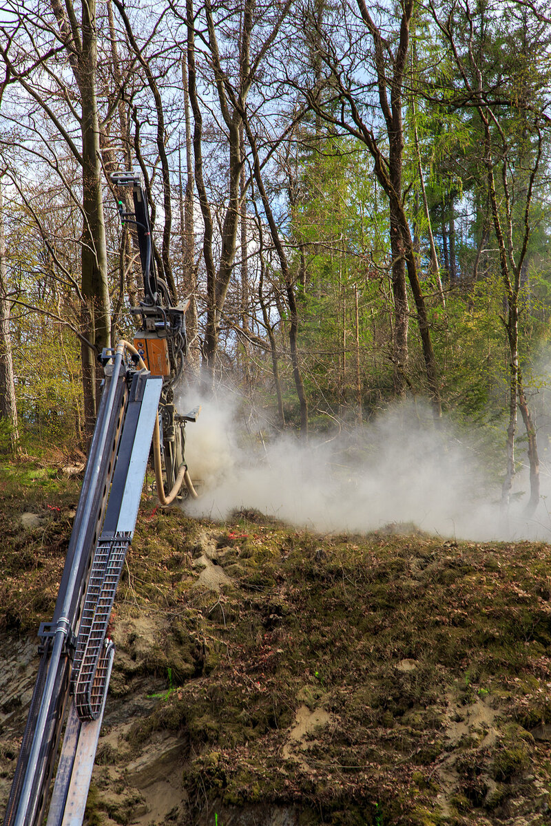 Nun haben die Felssicherungsarbeiten endlich begonnen....
Am 23. Dezember 2022 ca. 18:15 Uhr kam es hier, in Herdorf kurz hinter dem Hp  K�nigsstollen (bei km 88,4 der Hellertalbahn KBS 462), zu einem Felssturz und der HLB Triebwagen VT 507, als RB 96 „Hellertalbahn“ entgleiste, verletzt wurde zum Gl�ck niemand. Nun nach �ber vier Monaten haben endlich die erforderlichen Sicherungsma�nahmen begonnen, hier am 27.04.2023. Zuerst m�ssen viele 4 m lange Anker in den Fels getrieben werden. Die Arbeiten werden von der Firma FELDHAUS Bergbau GmbH & Co. KG aus Schmallenberg (Hochsauerland) ausgef�hrt. 