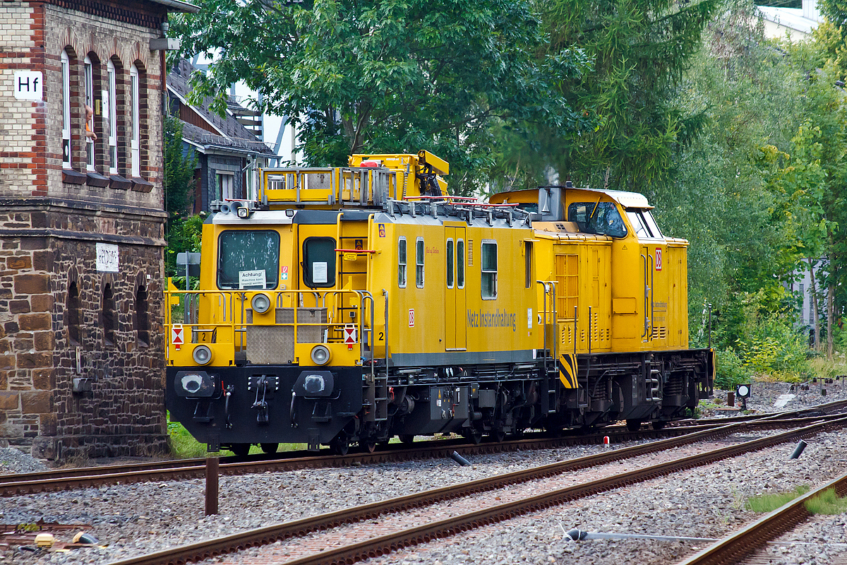
Nun haben sie Hp 1 und die 203 302-5 (92 80 1203 302-5 D-DB), ex DR 202 555-9, ex DR 112 555-8, ex DR 110 555-0 zieht das Tunnelinstandhaltungsfahrzeug (TIF) 705 001-6, beide der DB Netz AG, am 21.08.2014 vom Bf Herdorf weiter in Richtung Betzdorf(Sieg).  

Das Tunnelinstandhaltungsfahrzeug, übrigens das einzige Fahrzeug dieser Baureihe, wurde 1992 von der Deutsche Plasser unter der Fabriknummer  2 454 gebaut.

Das Fahrzeug hat ein begehbares Dach, Arbeits- bzw. Begutachtungsplattformen an den Wagenenden, Hubdrehbühne, Kran und entsprechende Lampen zur Ausleuchtung der Tunnel. Der Hubsteiger erreicht eine Ausladung von ca. 8,5 m bei einem Schwenkbereich von 400°. Es kann so jeder Punkt der Tunnelleibung erreicht werden. Der Kran hat eine Hubkraft von 51 kNm

Die Raumaufteilung ist wie folgt: Mehrzweckraum und Führerstand 2 mit Sozialraum für Begleitpersonal zum Wohnen, Kochen, Schlafen, Büroraum zur Auswertung der Befunde, Aufenthaltsraum für den Untersuchungstrupp, Naßzelle mit Dusche und WC und dem Führerstand 1.

Zum Antrieb hat es zwei unterschiedliche Dieselmotoren:
Der Fahrmotor für die Eigenfahrt (Hg max. 120 km/h) ist ein luftgekühlter KHD V12-Zylinder-Dieselmotor  mit Abgasturbolader vom Typ BF 12L513C mit 383 kW Leistung.
Der Arbeitsmotor (für Energieversorgung in Arbeitsstellung  und Geschwindigkeiten von v= 5-7 km/h) ist ein langsam laufender luftgekühlter KHD V4-Zylinder-Dieselmotor  mit Abgasturbolader vom Typ BF 4L1011T mit 44 kW Leistung. Er ist schadstoffarm und hat Rußfilter, was bei Tunnelarbeiten wohl von Vorteil ist.

Das Fahrzeug besitzt ein Trieb- und ein Laufdrehgestell mit hydromechanischem Fahrantrieb. Ein Drehstromgenerator 220/380 V wird hydrostatisch vom jeweils genutzten Motor angetrieben. 

Weitere Technische Daten:
Länge über Puffer:   15.920 mm      
Gesamtgewicht:  52 t      
Höchstgeschwindigkeit (Hg): 120 km/h (geschleppt 140 km/h)
Höhe über SO:  4.485 mm      
max. Breite:  3.100 mm      
Drehzapfenabstand:  9.500 mm      
Achsstand Drehgestell:  1.800 mm      
Raddurchmesser:  840 mm