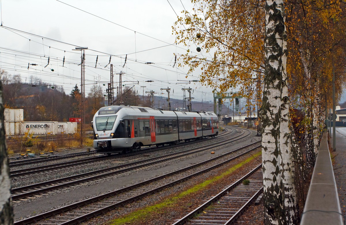 
Nun hat er auch das neue Outfit....
Der ET 23 2101  Altena (Westf.)  der Abellio Rail NRW, ex ET 23 001, ein 3-teiliger Stadler FLIRT (BR 0427), fährt am 16.11.2014 vom Bahnhof Kreuztal, als RE 16  Ruhr-Sieg-Express  (Essen - Hagen - Siegen), weiter in Richtung Siegen.

Der FLIRT wurde 2007 von Stadler unter der Fabriknummer 37655 gebaut. Er ist von Macquarie Rail (vormals CBRail) geleast bzw. gemietet. Der Triebzug hat die NVR-Nummern 94 80 0427 100-3 D-ABRN / 94 80 0827 100-9 D-ABRN / 94 80 0427 600-2 D-ABRN.
