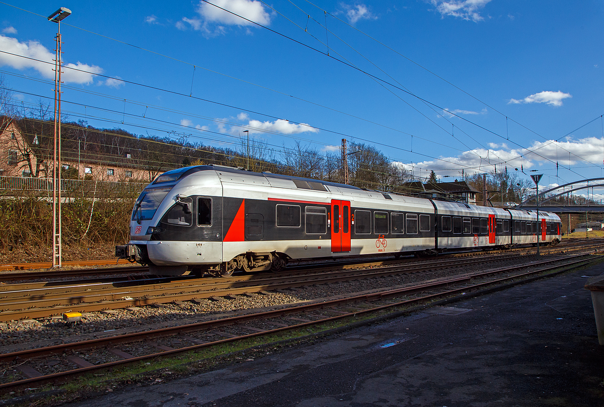 Nun mit DB-Logo.....
Nach der Insolvenz  der Abellio Rail NRW GmbH ist das Ruhr-Sieg-Netz (RE 16 und RB 91), wie auch die Stadler FLIRT dieser Linie, an die DB Regio NRW gegangen.

DB Stadler FLIRT ET 23 2103 (94 80 0427 102-9 D-DB / 94 80 0827 102-5 D-DB / 94 80 0427 602-8 D-DB), ex Abellio Rail NRW ET 23 2103  Werdohl  ex ET 23 003, erreicht am sonnigen 23.02.2022, als RE 16  Ruhr-Sieg-Bahn  als RE 16  Ruhr-Sieg-Express  (Siegen – Hagen – Essen), bald den Bahnhof Kreuztal.

Der FLIRT wurde 2007 von der Stadler Pankow GmbH in Berlin unter der Fabriknummer 34663 gebaut.Er wurde von Macquarie Rail (vormals CBRail) an die Abellio Rail NRW GmbH verleast bzw. vermietet. Im Jahr 2020 verkaufte Macquarie das Leasinggeschäft für Schienenfahrzeuge an die französischen Konkurrenten Akiem. Ob die DB Region nun der Eigentümer ist oder neuer Mieter ist mir nicht bekannt.
Nun mit DB-Logo.....
Nach der Insolvenz  der Abellio Rail NRW GmbH ist das Ruhr-Sieg-Netz (RE 16 und RB 9), wie auch die Stadler FLIRT dieser Linie, an die DB Regio NRW gegangen.

DB Stadler FLIRT ET 23 2103 (94 80 0427 102-9 D-DB / 94 80 0827 102-5 D-DB / 94 80 0427 602-8 D-DB), ex Abellio Rail NRW ET 23 2103  Werdohl  ex ET 23 003, erreicht am sonnigen 23.02.2022, als RE 16  Ruhr-Sieg-Bahn  als RE 16  Ruhr-Sieg-Express  (Siegen – Hagen – Essen), bald den Bahnhof Kreuztal.

Der FLIRT wurde 2007 von der Stadler Pankow GmbH in Berlin unter der Fabriknummer 34663 gebaut.Er wurde von Macquarie Rail (vormals CBRail) an die Abellio Rail NRW GmbH verleast bzw. vermietet. Im Jahr 2020 verkaufte Macquarie das Leasinggeschäft für Schienenfahrzeuge an die französischen Konkurrenten Akiem. Ob die DB Region nun der Eigentümer ist oder neuer Mieter ist mir nicht bekannt.