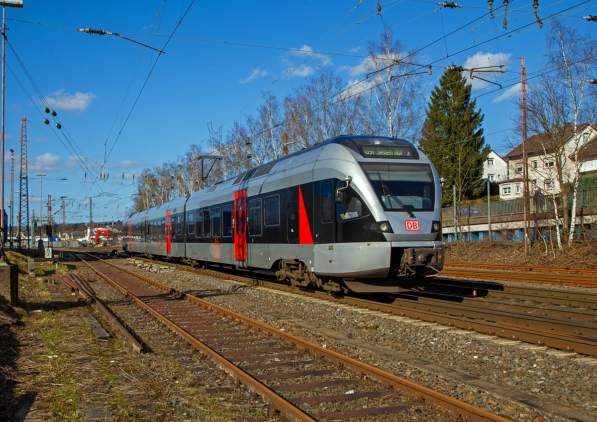 Nun mit DB-Logo.....
Nach der Insolvenz  der Abellio Rail NRW GmbH ist das Ruhr-Sieg-Netz (RE 16 und RB 9), wie auch die Stadler FLIRT dieser Linie, an die DB Regio NRW gegangen.

DB Stadler FLIRT ET 23 2101 (94 80 0427 600-2 D-DB / 94 80 0827 100-9 D-DB / 94 80 0427 100-3 D-DB), ex Abellio Rail NRW ET 23 2101  Altena (Westf.) , ex ET 23 001, fährt am sonnigen 23.02.2022, als RB 91  Ruhr-Sieg-Bahn  (Hagen - Finnentrop - Kreuztal – Siegen), von Kreuztal weiter in Richtung Siegen. 

Der FLIRT wurde 2007 von der Stadler Pankow GmbH in Berlin unter der Fabriknummer 37655 gebaut. Er wurde von Macquarie Rail (vormals CBRail) an die Abellio Rail NRW GmbH verleast bzw. vermietet. Im Jahr 2020 verkaufte Macquarie das Leasinggeschäft für Schienenfahrzeuge an die französischen Konkurrenten Akiem. Ob die DB Region nun der Eigentümer ist oder neuer Mieter ist mir nicht bekannt. 
