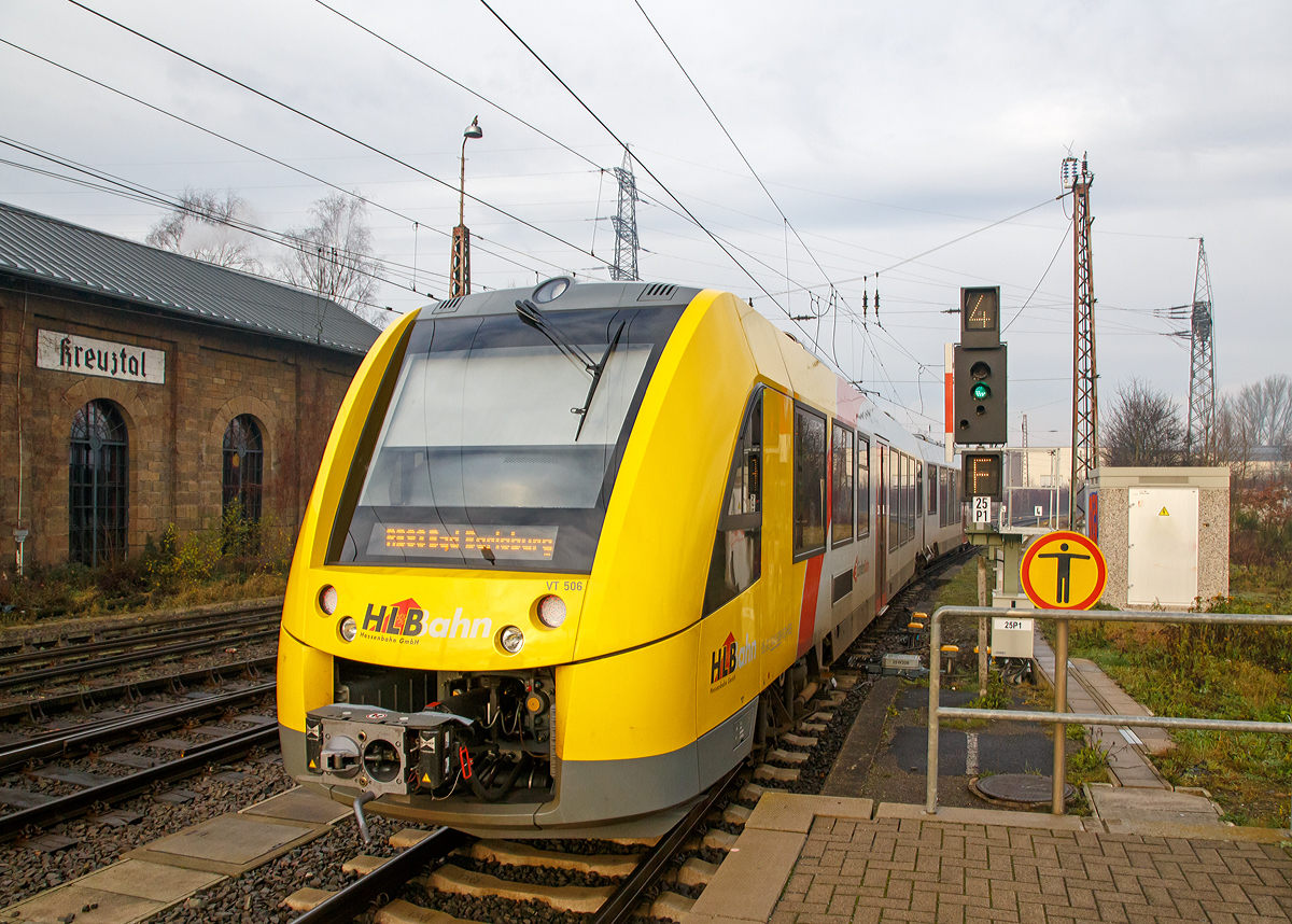 
Nun im Nachschuß fährt der VT 506 (95 80 1648 106-0 D-HEB / 95 80 1648 606-9 D-HEB), ein neuer Alstom Coradia LINT 41 der HLB (Hessische Landesbahn GmbH), am 05.12.2015 als RB 93  Rothaarbahn  (Siegen - Kreuztal - Bad Berleburg), vom Bahnhof Kreuztal weiter in Richtung Bad Berleburg. Hier verlässt er gerade KBS 440 (Ruhr-Sieg-Strecke) und biegt auf die KBS 443 (Rothaarbahn) ab, die hier direkt hinter dem Bahnhof beginnt.