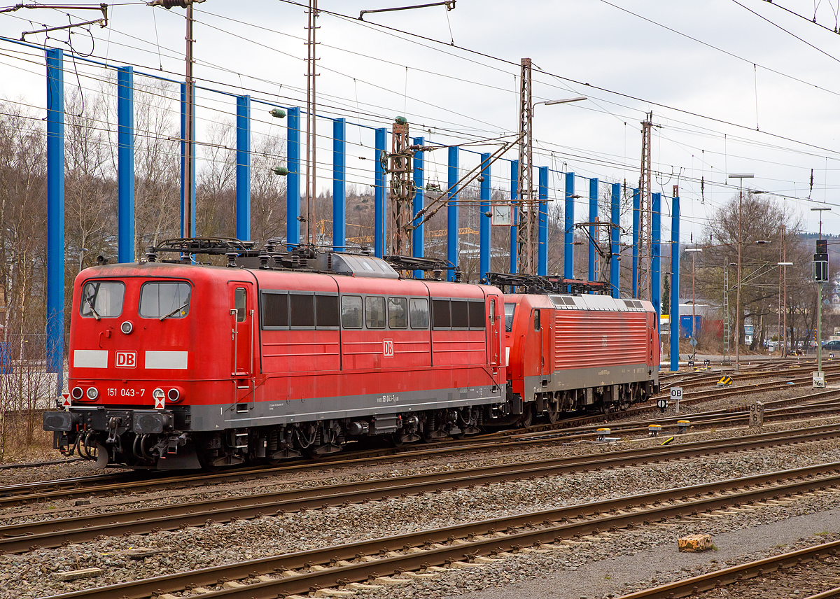 
Nun noch als Nachschuß....
Nun fahren die 189 075-5 (91 80 6189 075-5 D-DB) mit der kalten 151 043-7 (91 80 6151 043-7 D-DB) am 17.03.2017 in Kreuztal in den Abstellbereich, beide sind Loks der DB Cargo Deutschland AG.