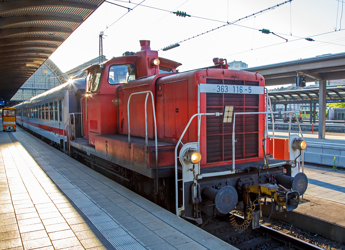 
Nun noch von der anderen Seite....
Die 363 116-5 (98 80 3363 116-5 D-DB) der DB Schenker Rail Deutschland (ex DB 365 116-3, DB 361 116-7, DB 261 116-8 sowie DB V 60 1116) rangiert am 01.07.2015 IC-Wagen aus dem Hbf Frankfurt am Main.
