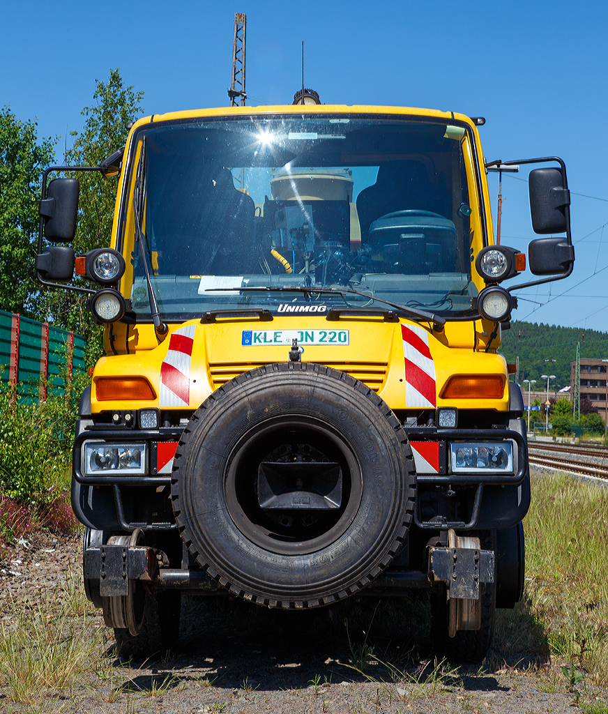 
Nun noch die Frontansicht....
Der Mercedes-Benz/Zagro Zweiwege Unimog U 400 (Kleinwagen Nr. 99 80 9907 011-7) mit Aufbau-Spritze JJ-D 1101 der Firma Johannes Janßen GmbH & Co. KG (Kalkar-Niedermörmter) abgestellt am 04.06.2015 in Siegen-Geisweid
