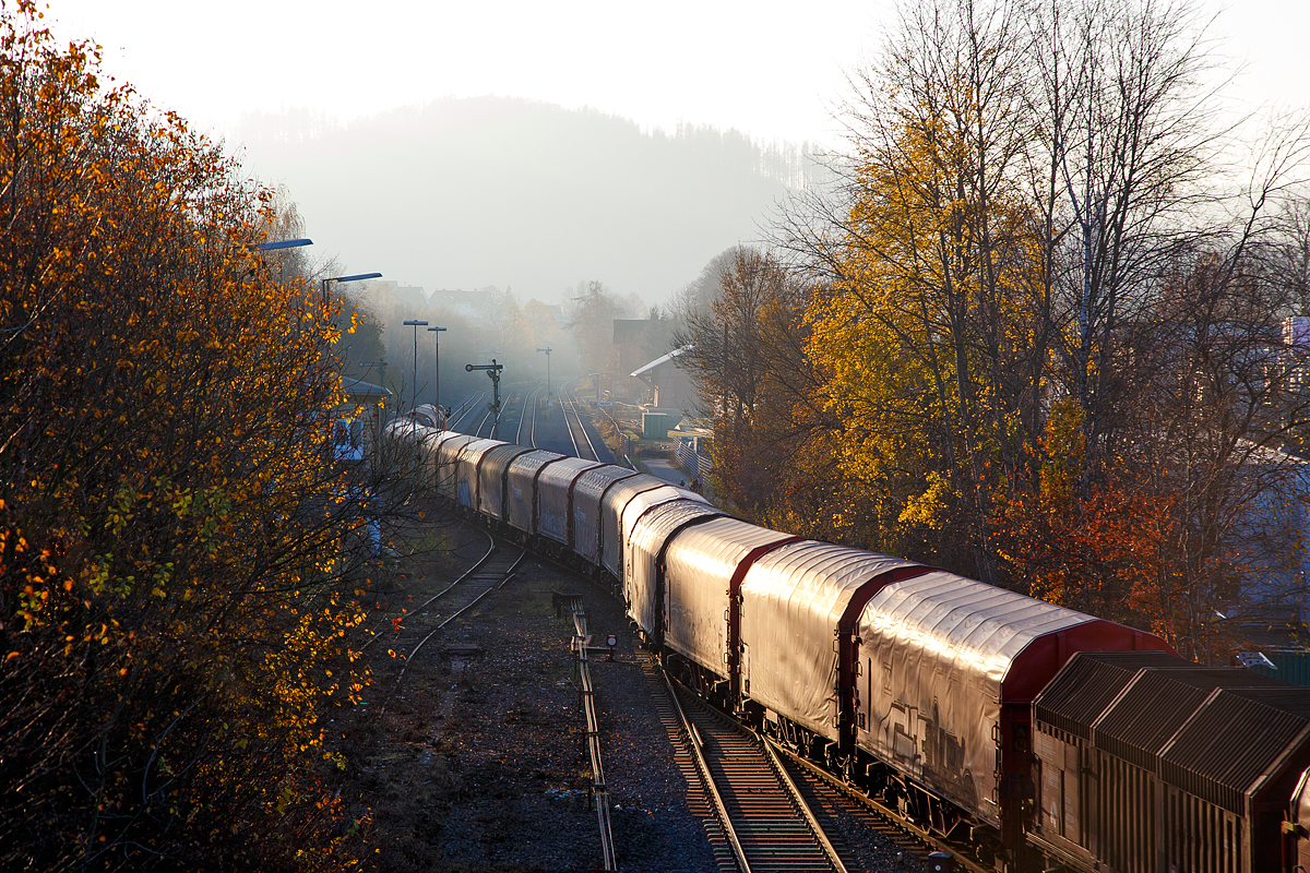
Nun schlängelt sich der Zug in den Nebel..... 
Die KSW 45 (98 80 0276 016-9 D-KSW) eine MaK G 1204 BB der Kreisbahn Siegen-Wittgenstein verlässt am 27.11.2020, mit einem langen Übergabezug, von dem Rbf der KSW (Betriebsstätte  Freien Grunder Eisenbahn  - NE 447) in Herdorf in Betzdorf (Sieg). Dabei muss aufs Gleis 4 fahren.

Es war ein beträchtlich langer Zug, aber trotzdem reicht alleine die Zugkraft der  MaK G 1204 BB mit einer Leistung von 1.120 kW (1.522 PS), da die Wagen alle leer sind. Die KSW bringt solche Wagenzüge (Übergabezüge) an Werktagen täglich (meist nachmittags) über Betzdorf (Sieg) zum DB Rbf Kreuztal. Dort werden dann wieder von der DB Cargo Züge für die einzelnen Bestimmungsorte zusammengestellt und abgefahren.  