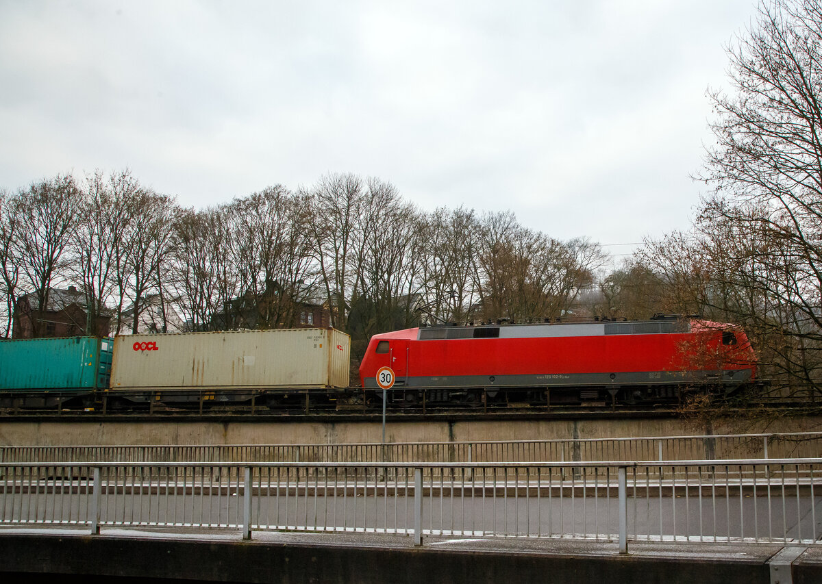 Nun sieht man sogar 120er vor Güterzügen....
Die 120 102-9 (91 80 6120 102-9 D-BLC) der Bahnlogistik24 GmbH (Dresden) fährt am 12.12.2022 mit einem langen Containerzug in Kirchen an der Sieg über die Siegbrücke in Richtung Siegen. Eigentümer der Lok ist die Nürnberger Leasing GmbH (Schwaig).

Die Lok wurde 1987 von der Friedrich Krupp AG in Essen unter der Fabriknummer 5567 (die elektrische Ausrüstung ist von AEG) gebaut un an die DB geliefert. Bis Januar 2021 war sie im Bestand der DB Fernverkehr AG, nun fährt sie für die Bahnlogistik24 GmbH (BLC), wobei Eigentümer der Lok ist die Nürnberger Leasing GmbH (Schwaig).

Eigentlich beträgt die Höchstgeschwindigkeit dieser Baureihe 200 km/h (als BR 120.2 160 km/h), bei dieser konnte ich sehen das sie nur für 140 km/h noch zugelassen ist.