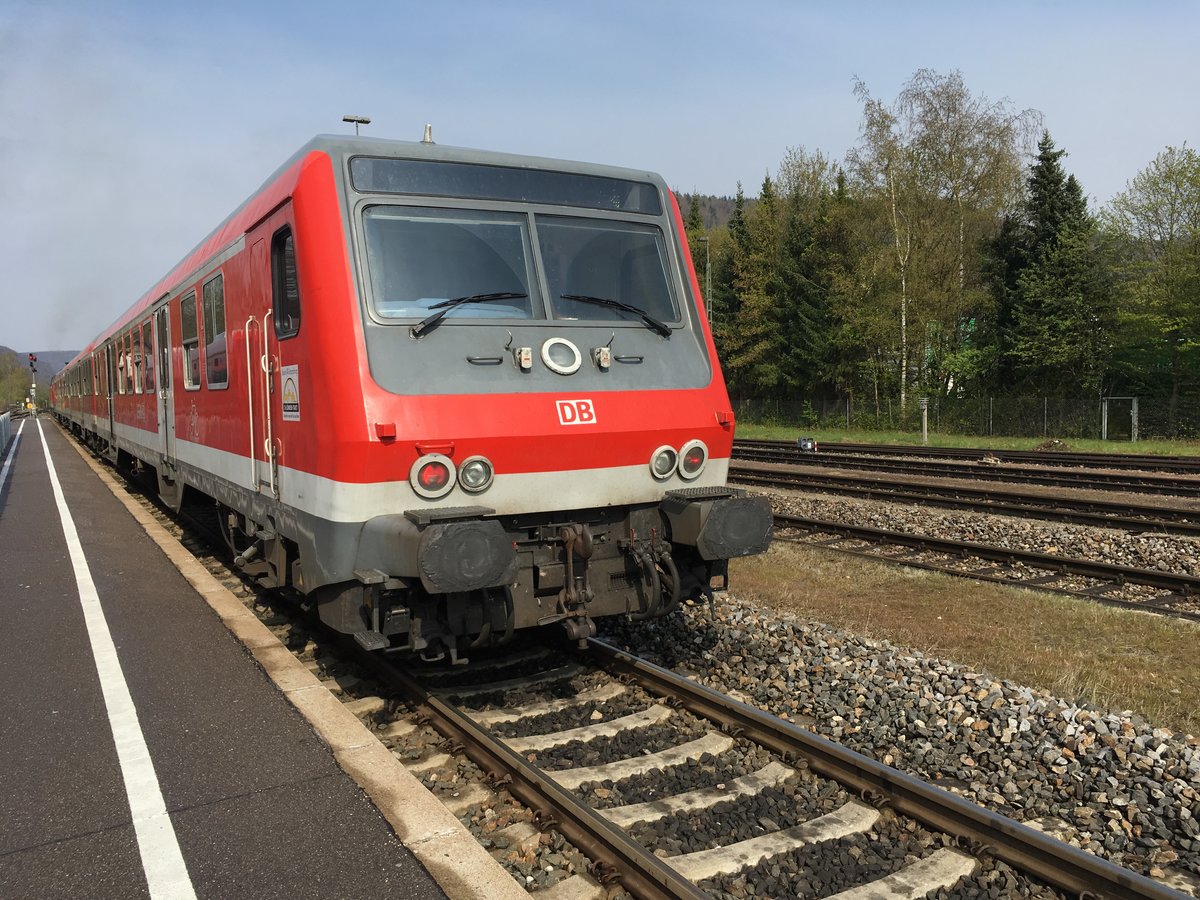 Nun ist der Tag wieder gekommen...
... der offiziell letzte Einsatztag der Br 218 mit n Wagen im Donautal (28.04.17)

Seit Februar war die Br 218 mit 3 n Wagen wieder im Donautal unterwegs bis heute den 28.04.17 durfte sie uns wieder beehren.

Hier zu sehen als Re 22345 bei der Ausfuhr in Schelklingen am 28.04.17

Wir nehmen Abschied und hoffen auf baldiges Wiedersehen.