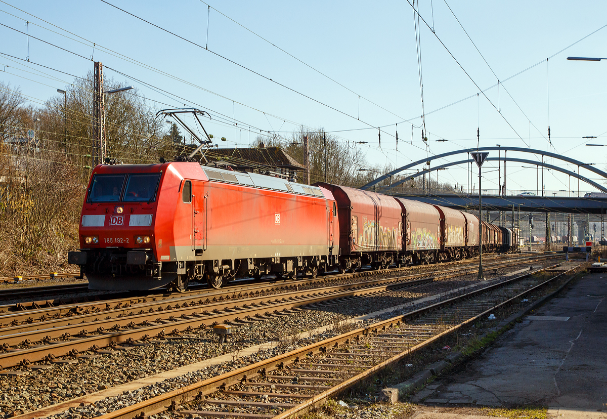 
Nun zieht die 185 192-2 (91 80 6185 192-2 D-DB) der DB Schenker Rail Deutschland AG ihren Coilg�terzug am 27.02.2016 von Kreuztal in Richtung Hagen.
