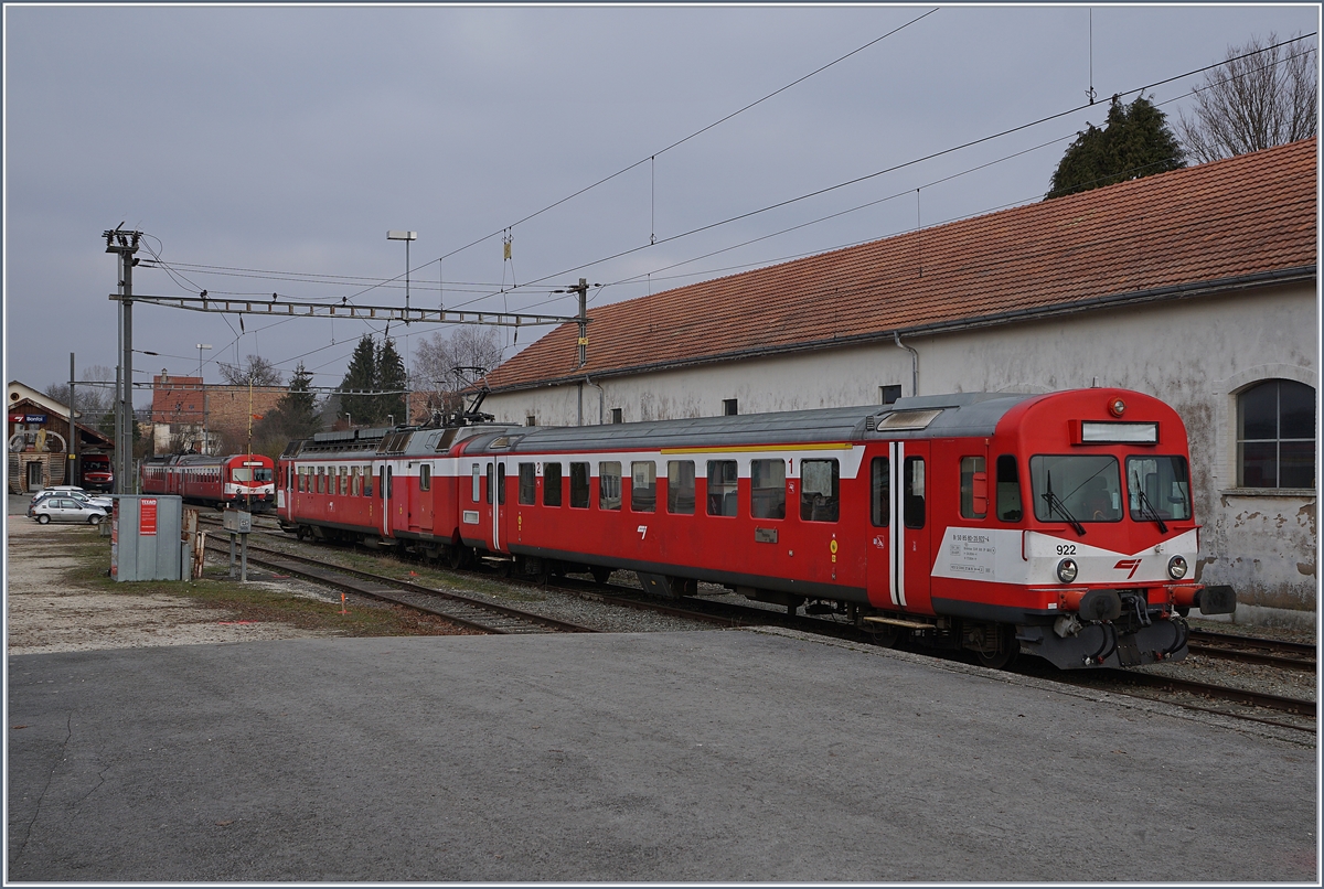 Nur von dieser wenig vorteilhaften Stelle aus war es möglich in Bonfol beide RBDe 4/4 I bzw. RBDe 566 Pendelzüge gemeinsam zu fotografieren: Im Vordergrund der  Der CJ Abt 50 38 38 -33 922 und sein RBDe 566 222, und im Hintergrund der CJ Reservependel mit den UIC Nummern RBDe 566 221 (UIC 94 85 7566 221-8 CH-BLS) und ABt 921 (UIC 50 85 8035 921-6 CH-BLS).

15. Dez. 2018