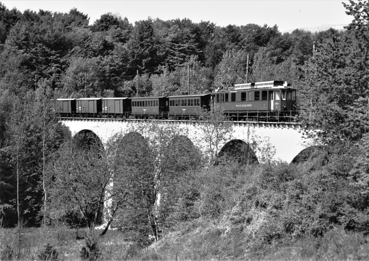 Nyon-St-Cergue-La Cure NStCM.
BDe 4/4 11 mit einem gemischten Zug auf der Fahrt nach La Cure beim Passieren des Colline Viadukts bei Givrins im Mai 1979.
Dieser Triebwagen wurde im Jahre 1918 als ABDe 4/4 11 in Betrieb genommen und 1985 ausrangiert.
Foto mit Billigkamera: Walter Ruetsch
  