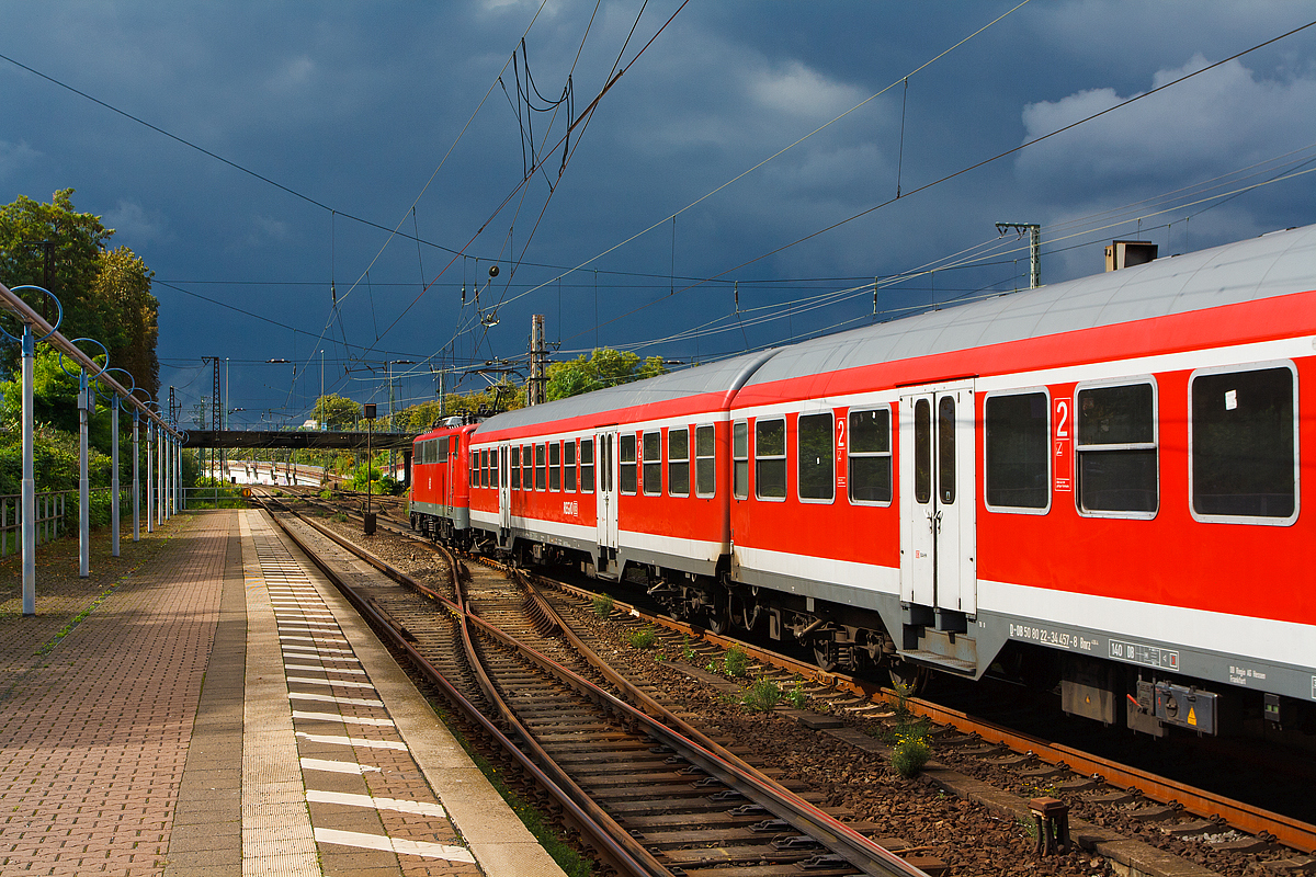 
Ob da nicht ein Unwetter aufzieht....
Die 111 190-5 zieht den SE 50  Kinzigtalbahn  (W�chtersbach - Gelnhausen - Hanau - Frankfurt Hbf) am 18.08.2014 vom Hbf Hanau weiter in Richtung Frankfurt am Main.