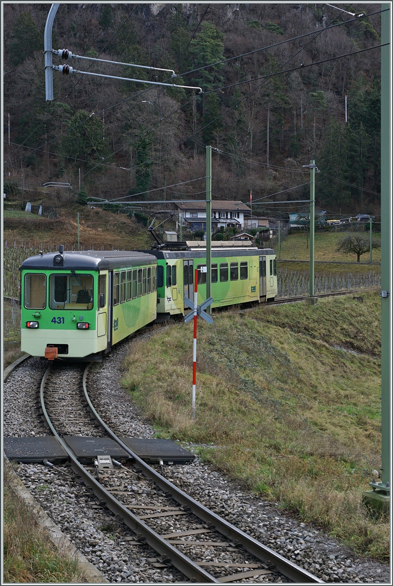 Oberhalb von Aigle ist der TPC ASD BDe 4/4 403 mit dem Bt 431 (ex BLT) als R71 auf dem Weg von Aigle nach Les Diablerets.

4. Jan. 2024